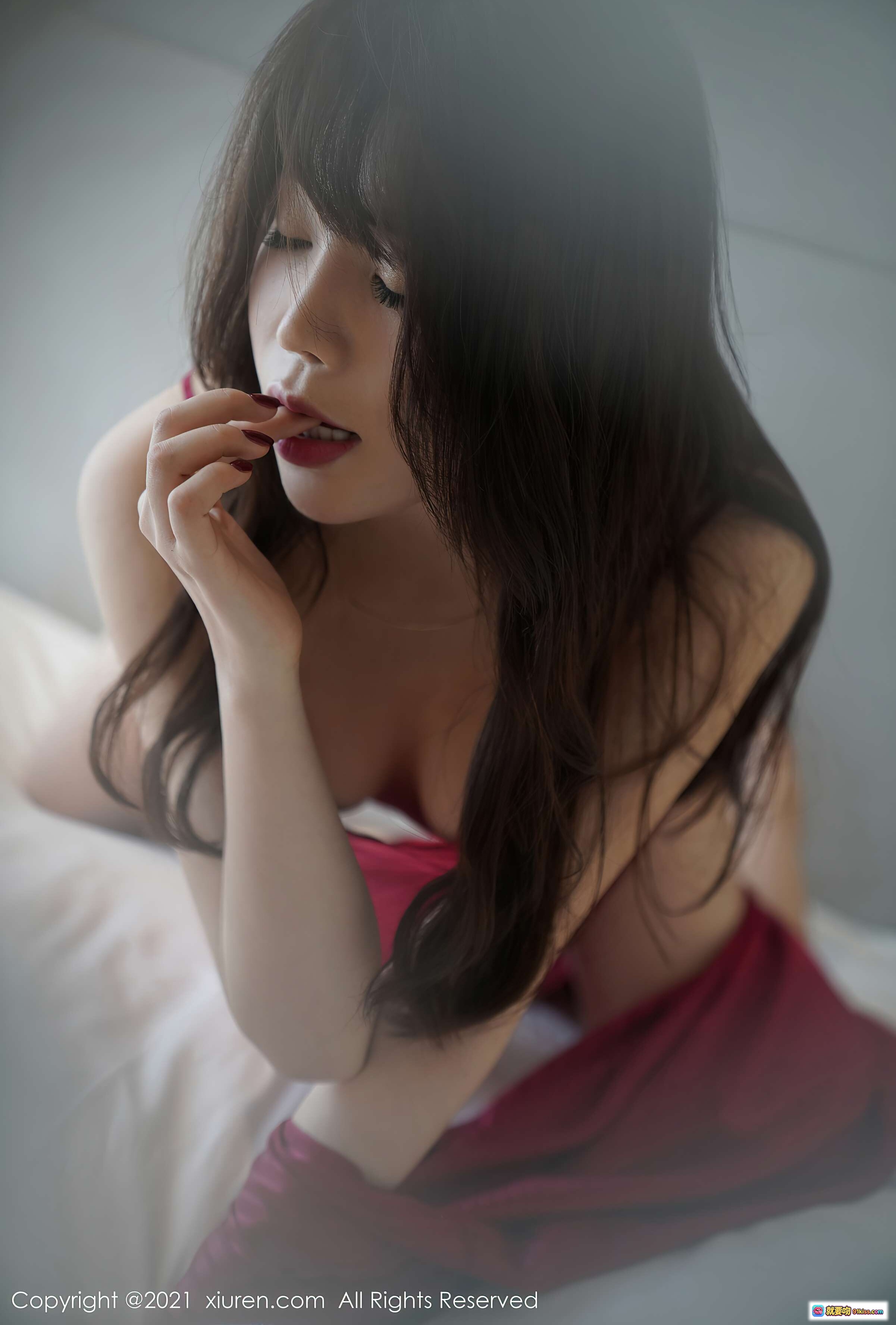 图片[4] - 芝芝Booty性感红裙床上写真｜秀人网VOL.3110高清私房美图｜翘臀长腿优雅姿态 - 就要吻