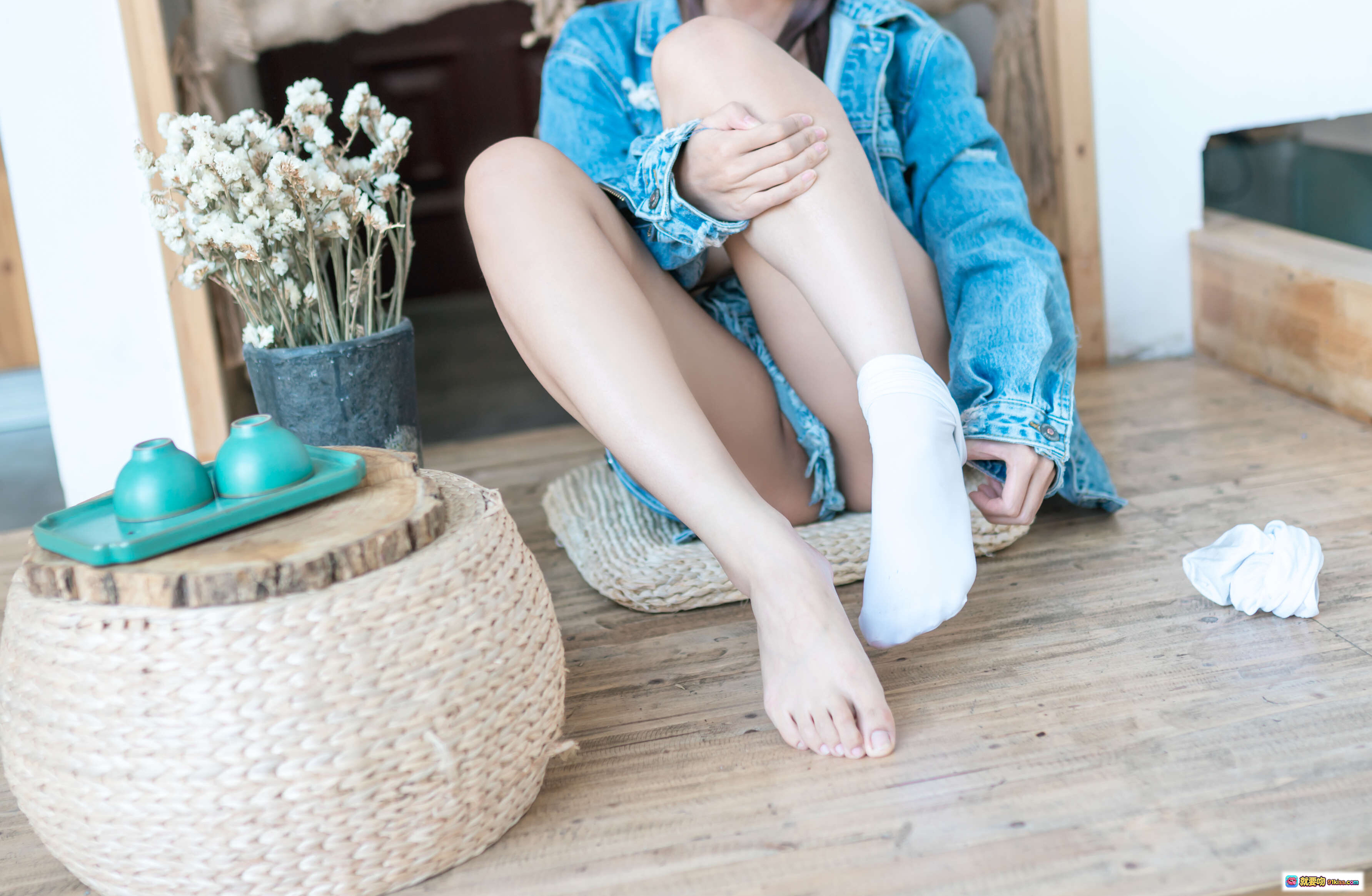 图片[6] - 蠢沫沫NO.080牛仔衣写真 白色猫耳袜搭配吊带短裤 木质背景清新少女风 40P高清图集 - 就要吻