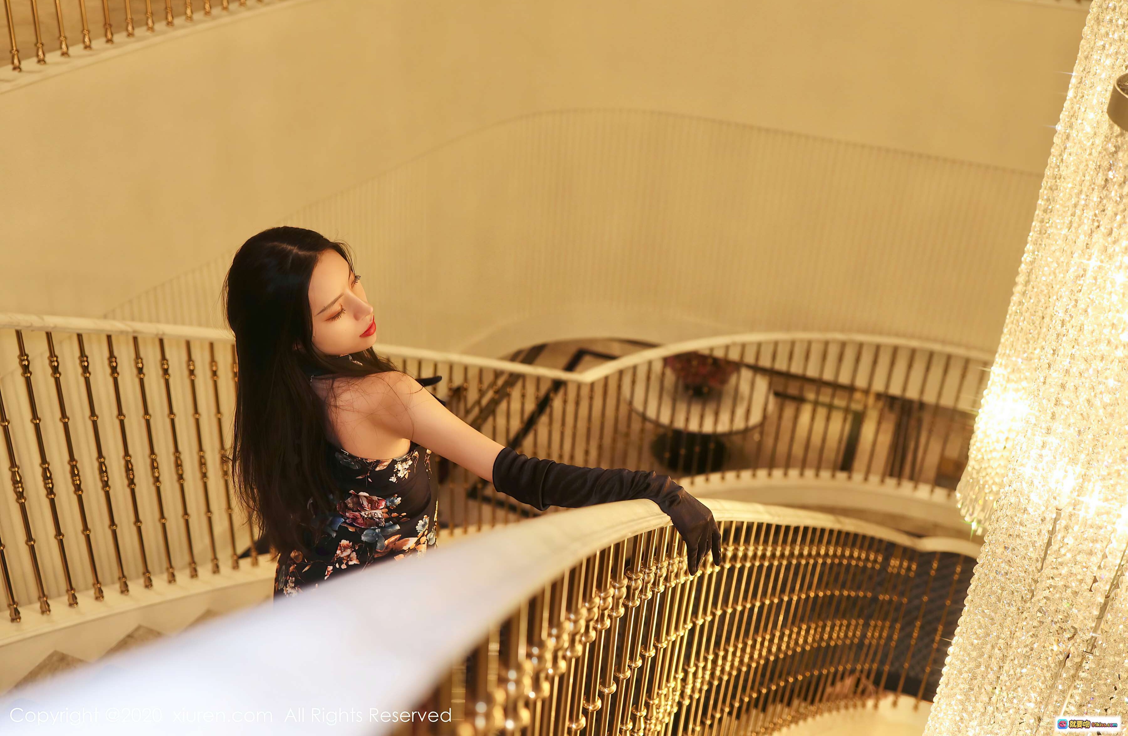 图片[4] - 黑丝长发美女楼梯写真｜花卉连衣裙+长手套优雅姿态｜秀人网2020精选人像摄影 - 就要吻