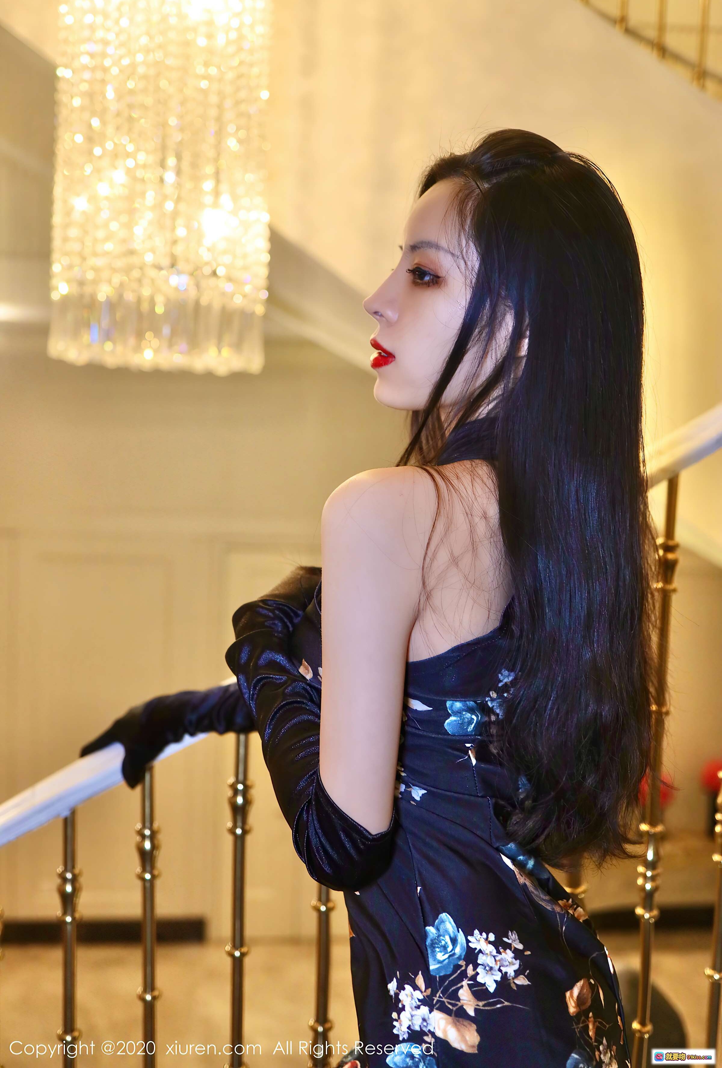 图片[8] - 黑丝长发美女楼梯写真｜花卉连衣裙+长手套优雅姿态｜秀人网2020精选人像摄影 - 就要吻