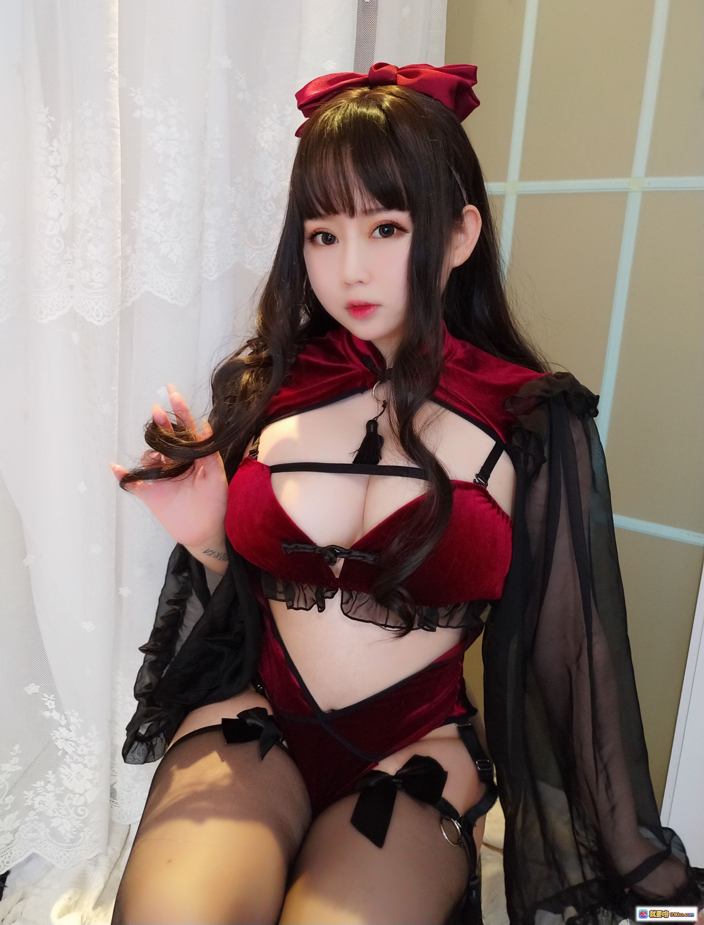 图片[1] - 依酱吖NO.027小女巫红丝绒蕾丝内衣黑纱披肩写真35P高清美图 - 就要吻