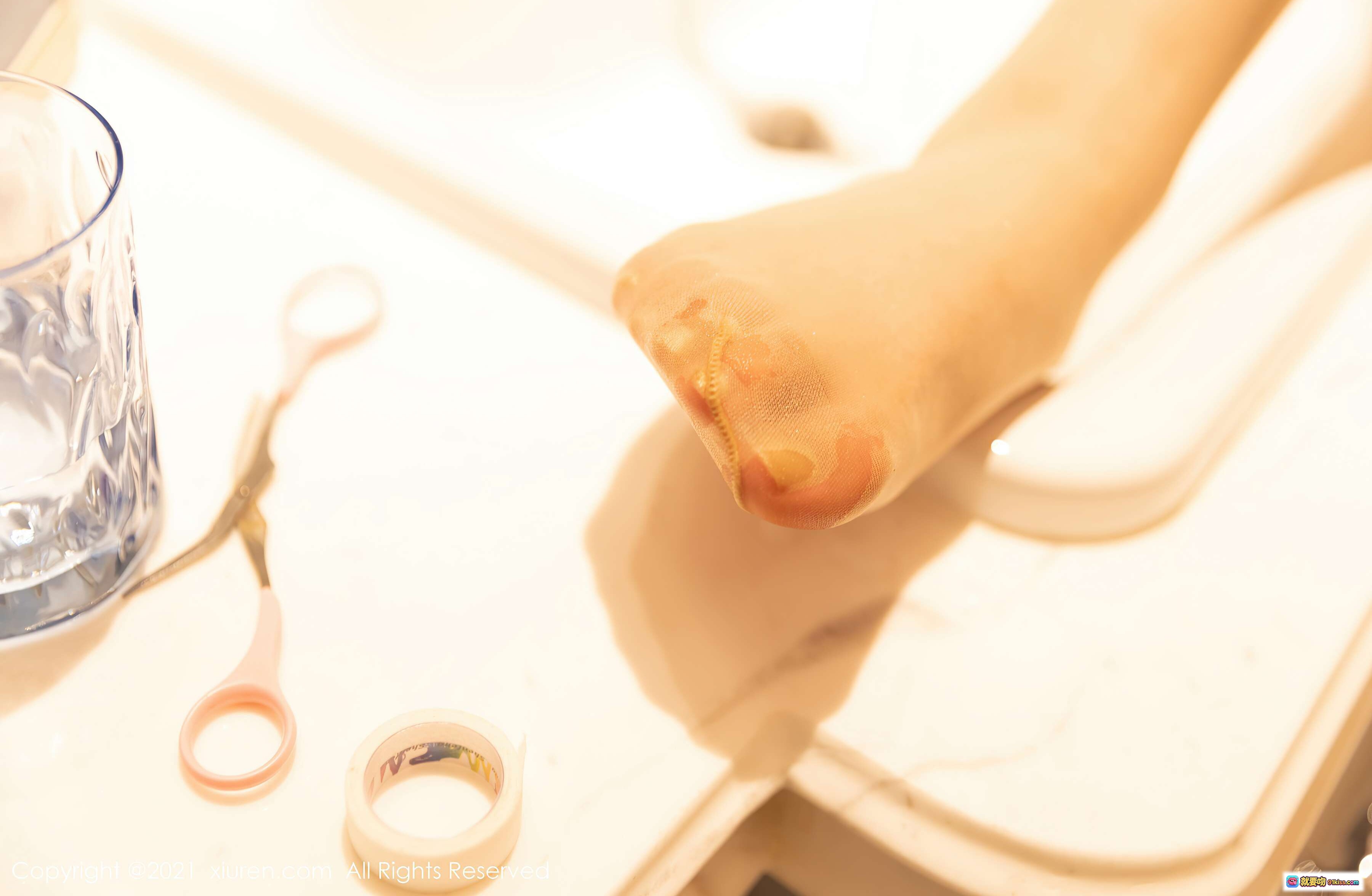 图片[1] - 允爾丝袜美足特写｜精致脚趾与透明丝袜细节｜XIUREN秀人网2021.03.09 VOL.3181高清写真 - 就要吻