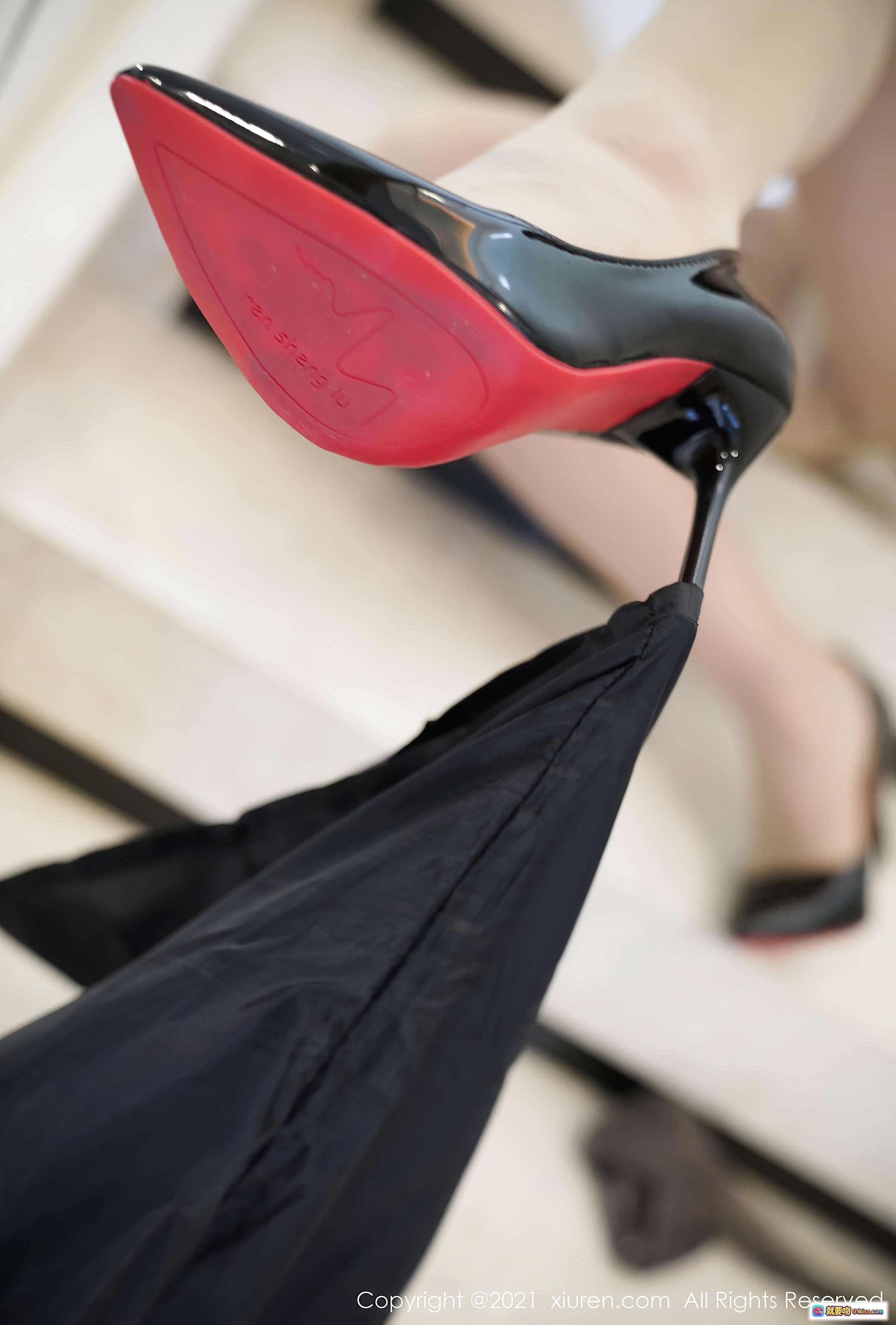 图片[5] - 张雨萌黑红高跟鞋美腿特写｜XIUREN秀人网2021.02.03 VOL.3077优雅性感写真 - 就要吻