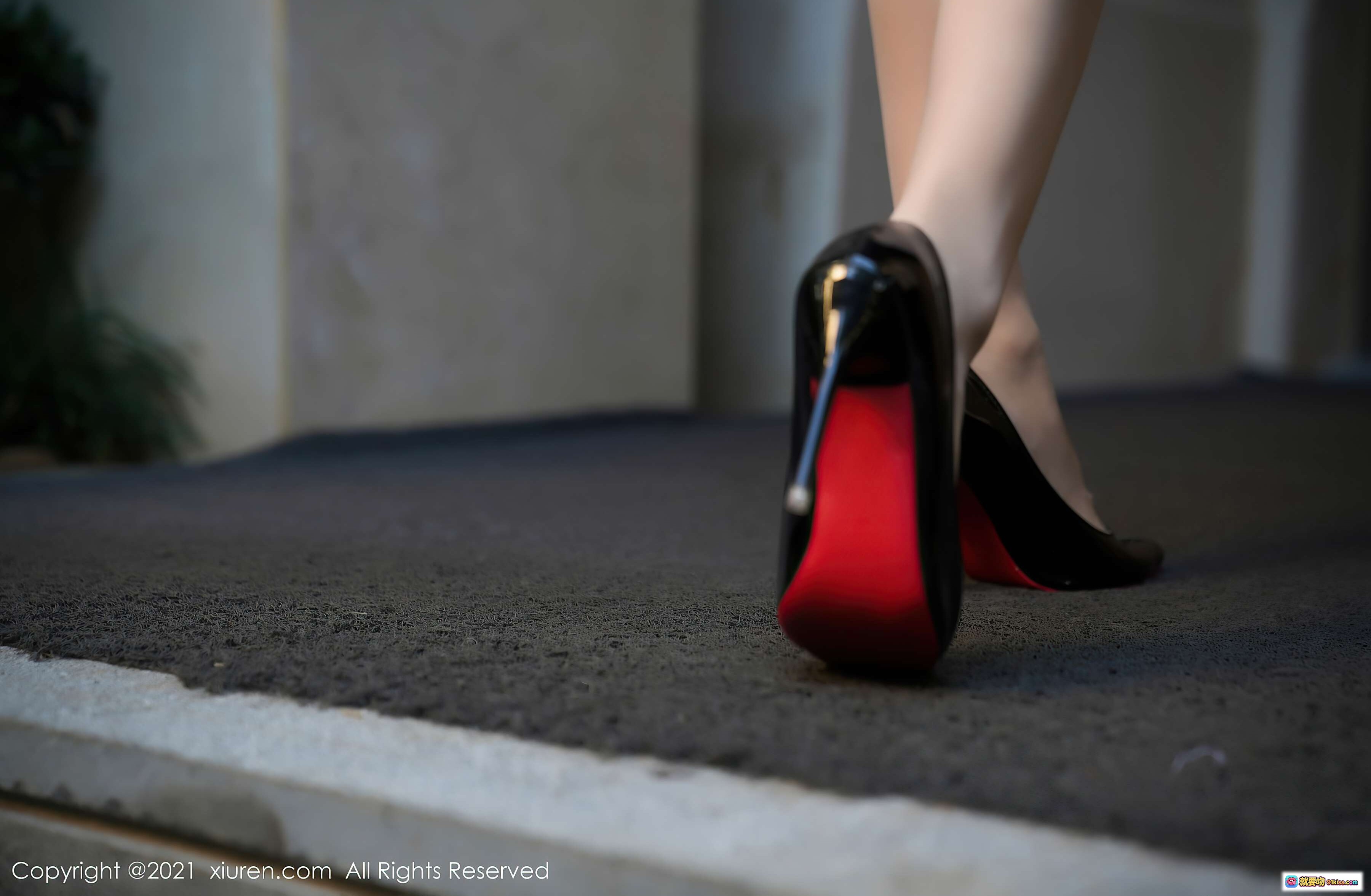 图片[1] - 张雨萌黑红高跟鞋美腿特写｜XIUREN秀人网2021.02.03 VOL.3077优雅性感写真 - 就要吻
