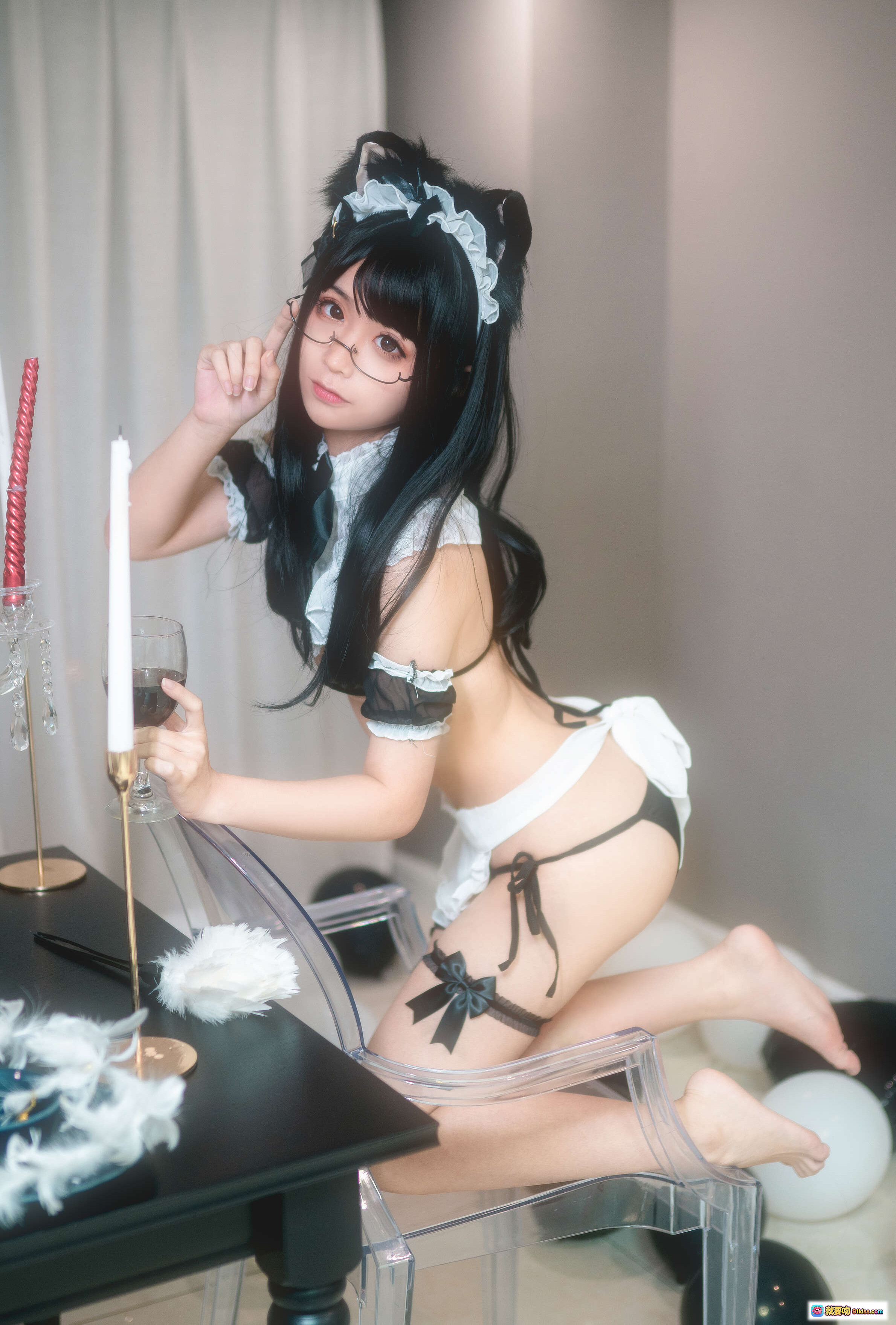 图片[1] - 蠢沫沫NO.028猫耳女仆Cosplay写真 | 黑发眼镜少女 | 白色蕾丝女仆装 | 透明椅优雅坐姿 | 室内烛光氛围美图 - 就要吻