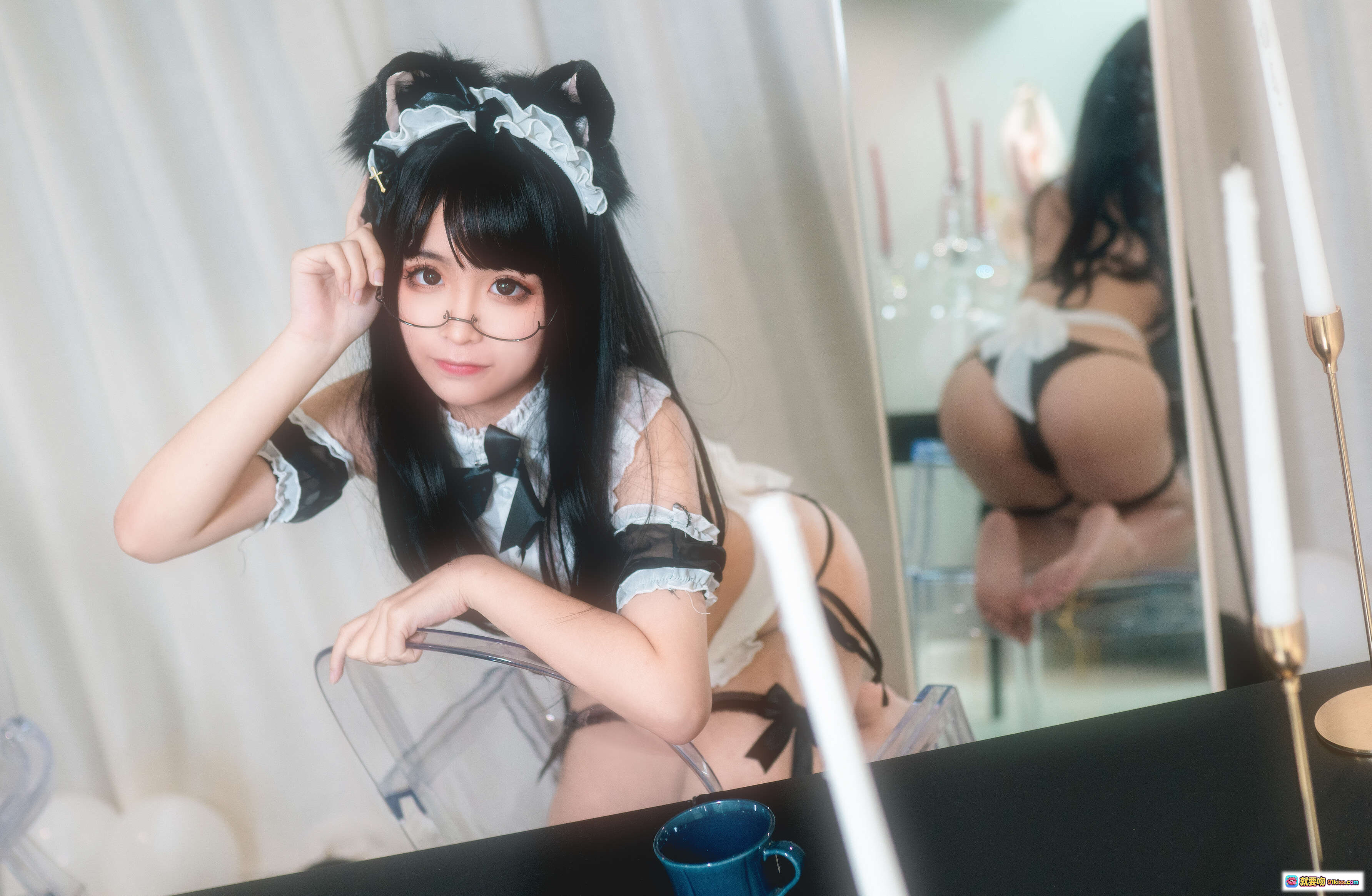 图片[8] - 蠢沫沫NO.028猫耳女仆Cosplay写真 | 黑发眼镜少女 | 白色蕾丝女仆装 | 透明椅优雅坐姿 | 室内烛光氛围美图 - 就要吻