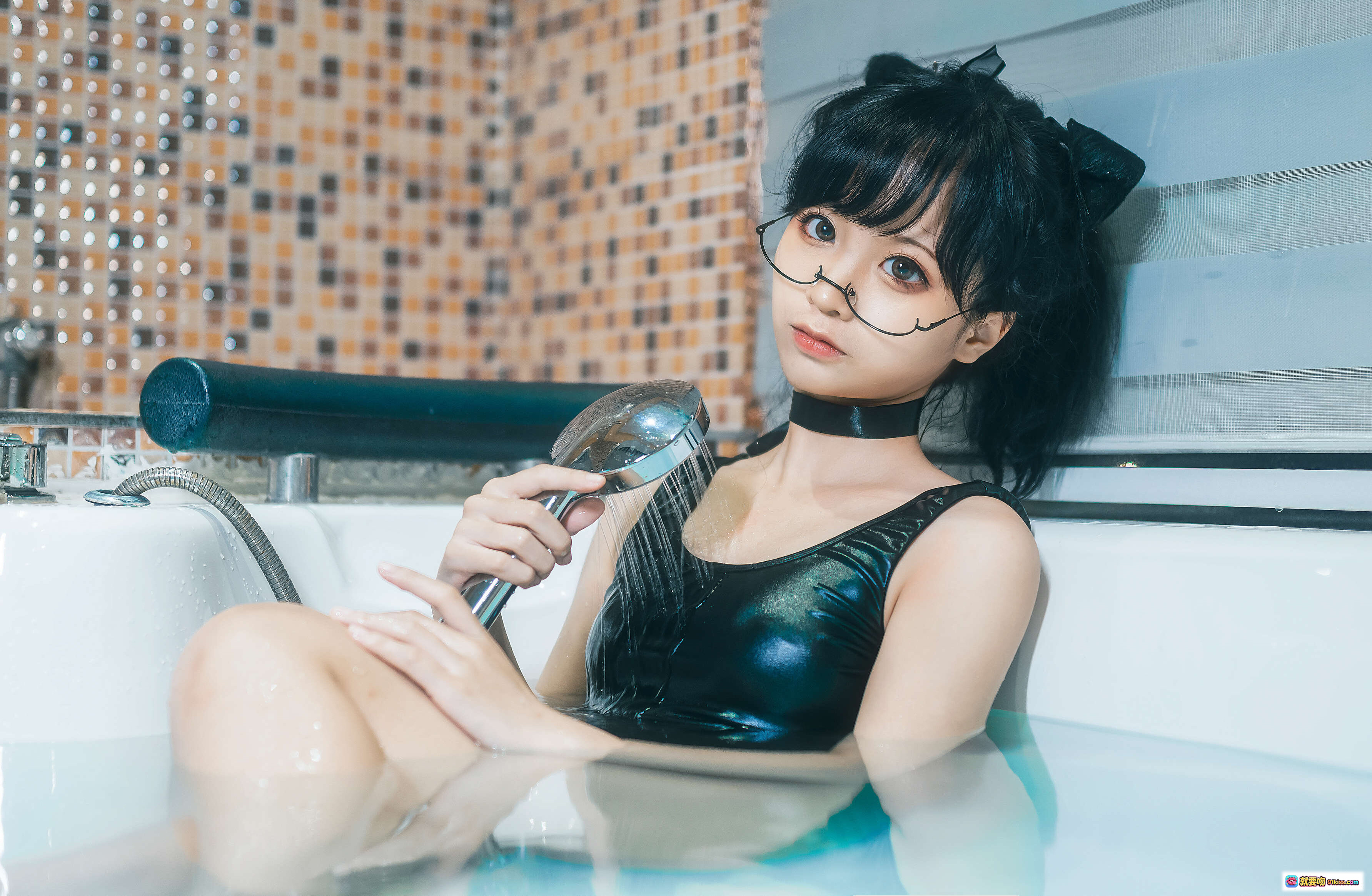 图片[4] - 蠢沫沫NO.049猫耳死库水写真 40P高清性感浴室诱惑 黑色亮面紧身衣搭配猫耳眼镜 摩登马赛克背景私房摄影 - 就要吻