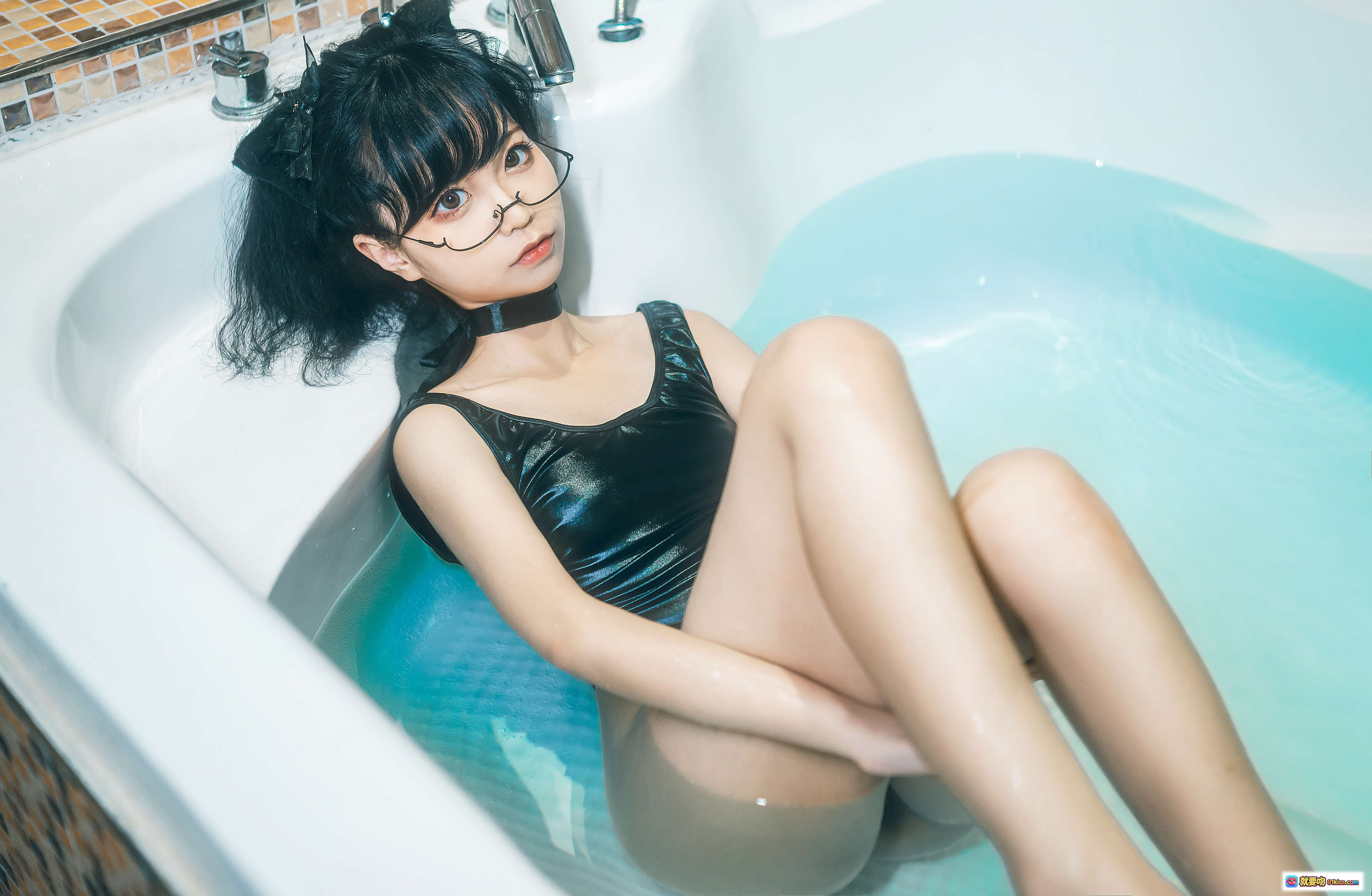 图片[8] - 蠢沫沫NO.049猫耳死库水写真 40P高清性感浴室诱惑 黑色亮面紧身衣搭配猫耳眼镜 摩登马赛克背景私房摄影 - 就要吻