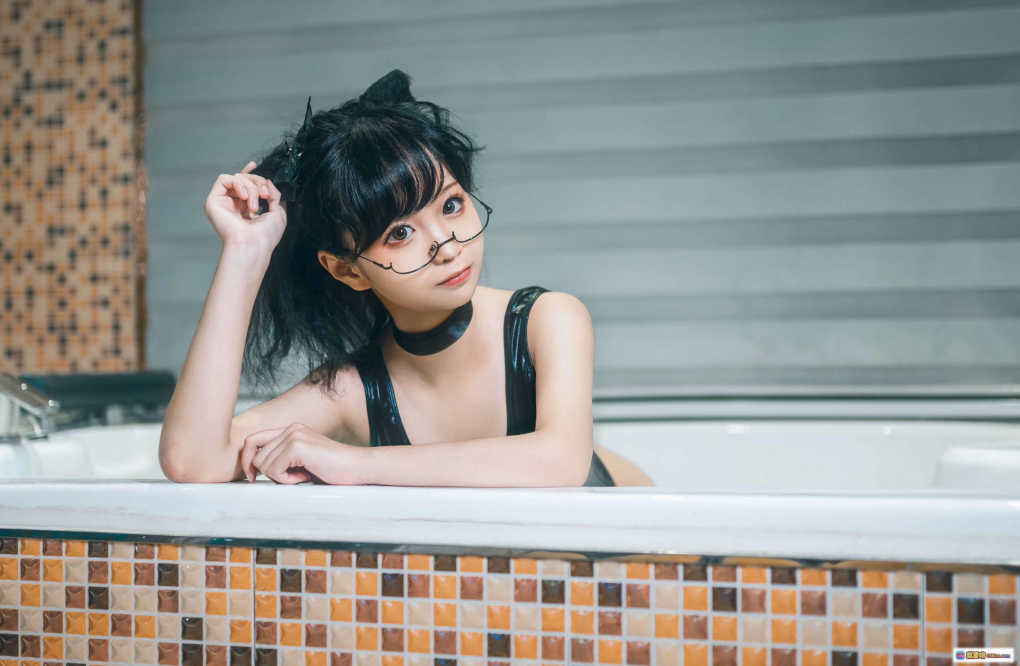 图片[5] - 蠢沫沫NO.049猫耳死库水写真 40P高清性感浴室诱惑 黑色亮面紧身衣搭配猫耳眼镜 摩登马赛克背景私房摄影 - 就要吻