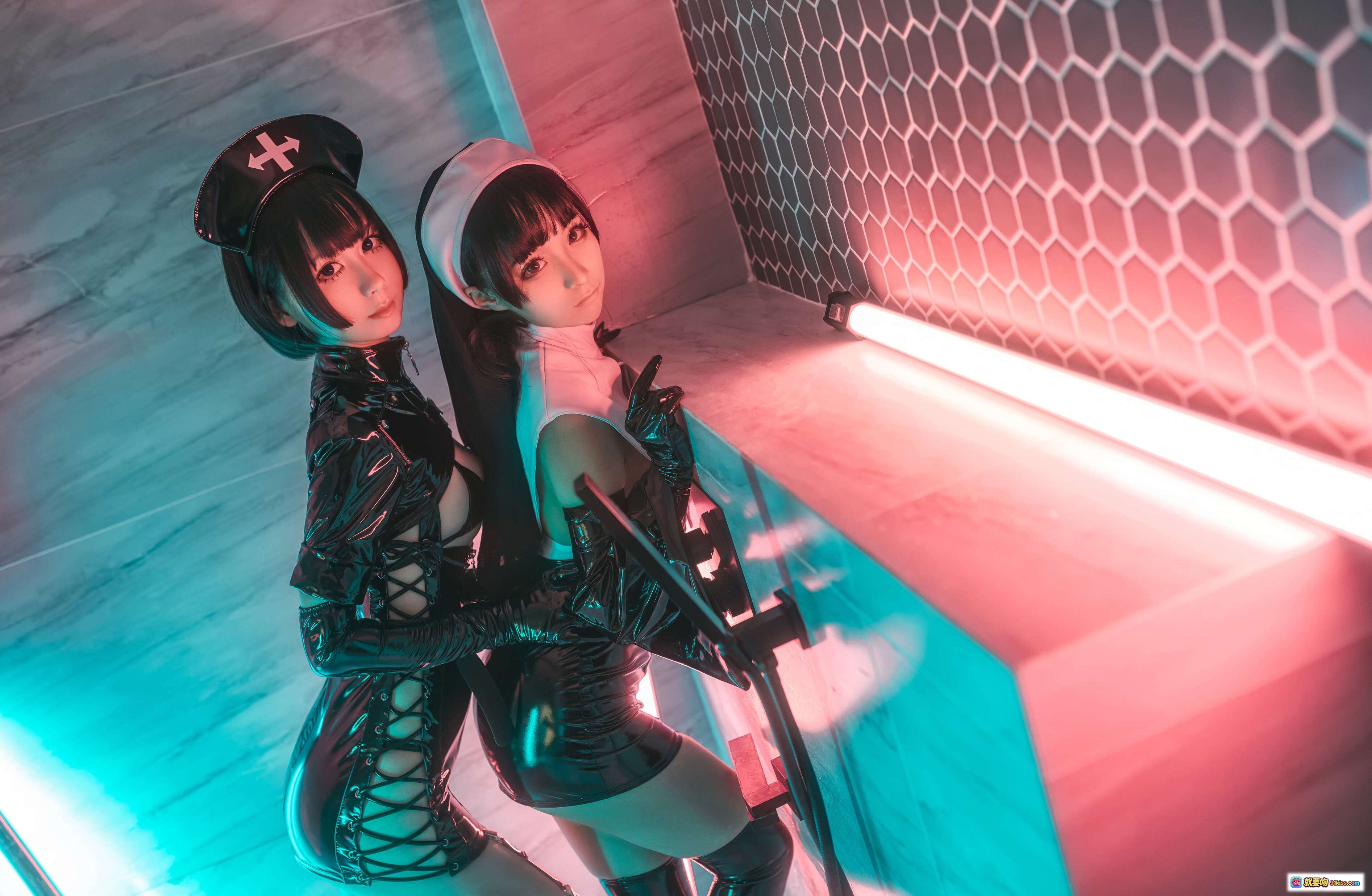 图片[8] - 蠢沫沫NO.071修女×护士Cosplay写真 50P高清美图 黑白双色制服 乳胶质感 性感诱惑 粉蓝霓虹光影 暗黑系视觉冲击 - 就要吻