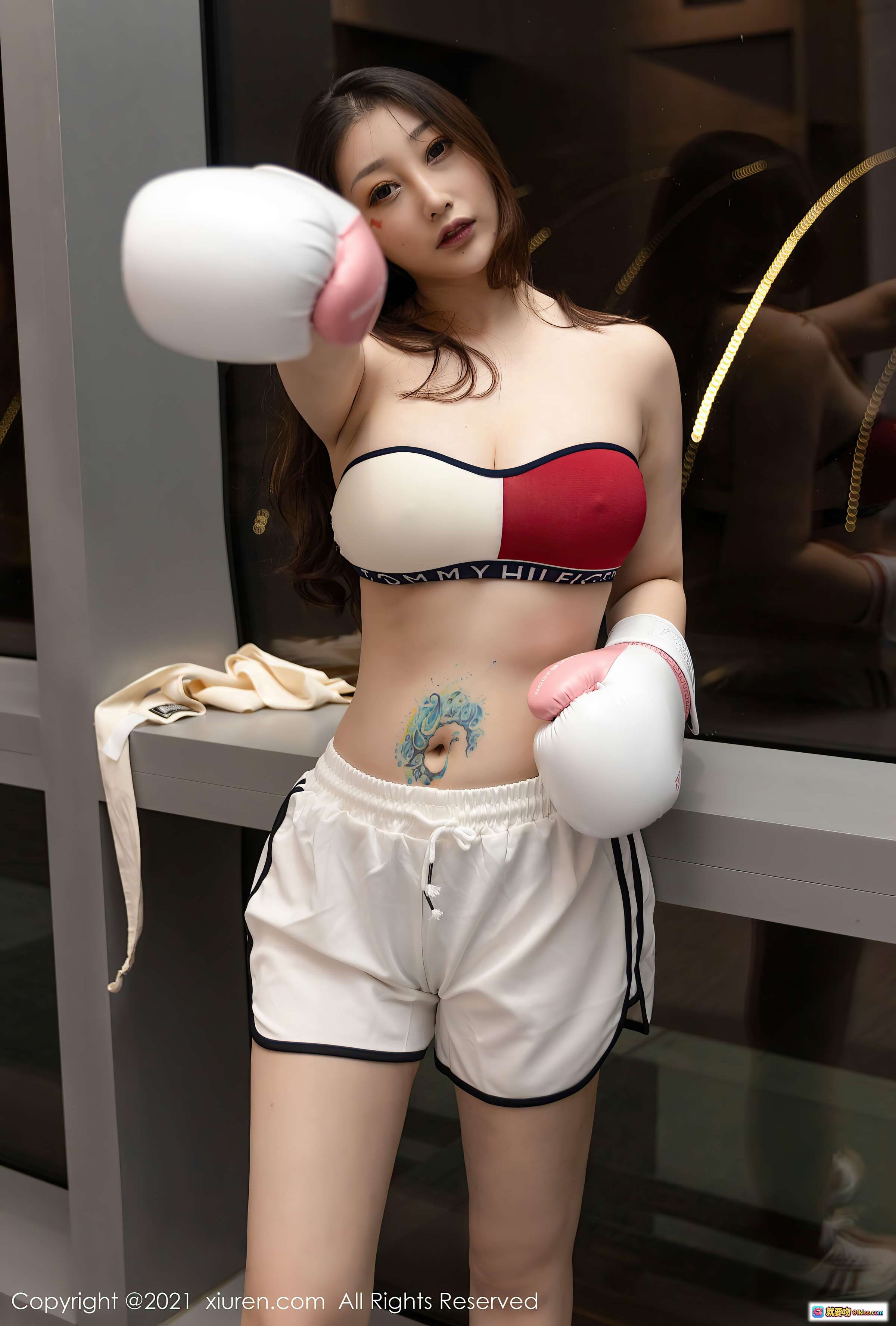 图片[3] - 妲己_Toxic健身写真｜白色运动短裤+红白内衣｜健身房瑜伽球坐姿美腿特写｜XIUREN秀人网2021.03.29 VOL.3252 - 就要吻