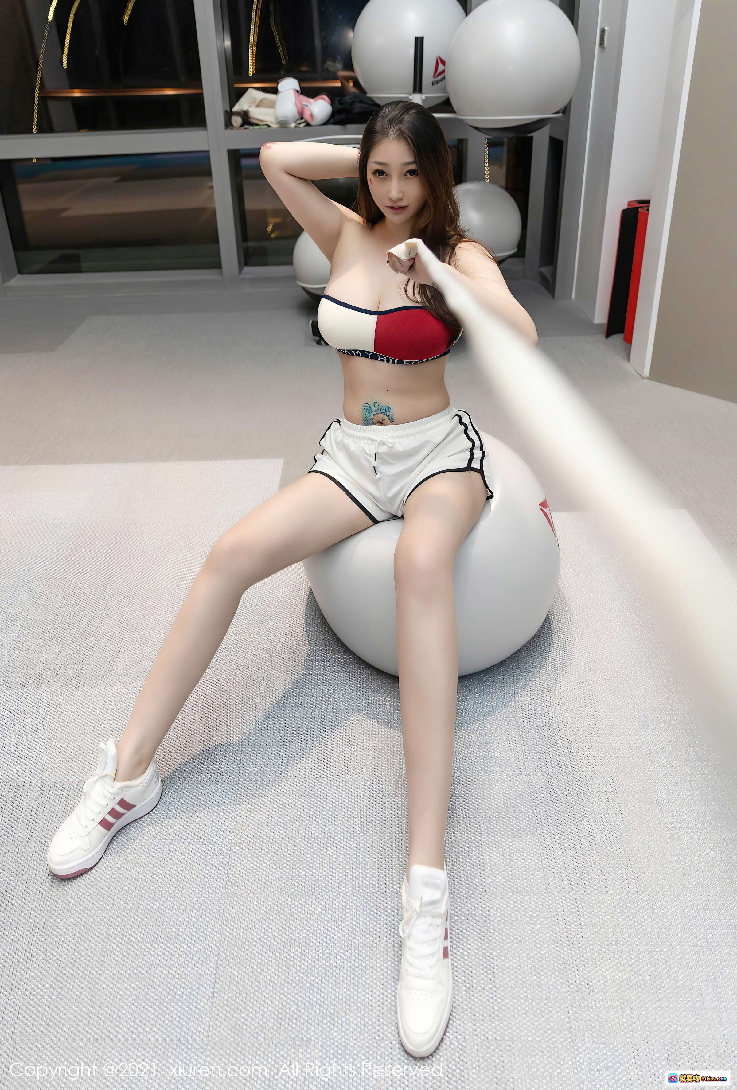 图片[7] - 妲己_Toxic健身写真｜白色运动短裤+红白内衣｜健身房瑜伽球坐姿美腿特写｜XIUREN秀人网2021.03.29 VOL.3252 - 就要吻