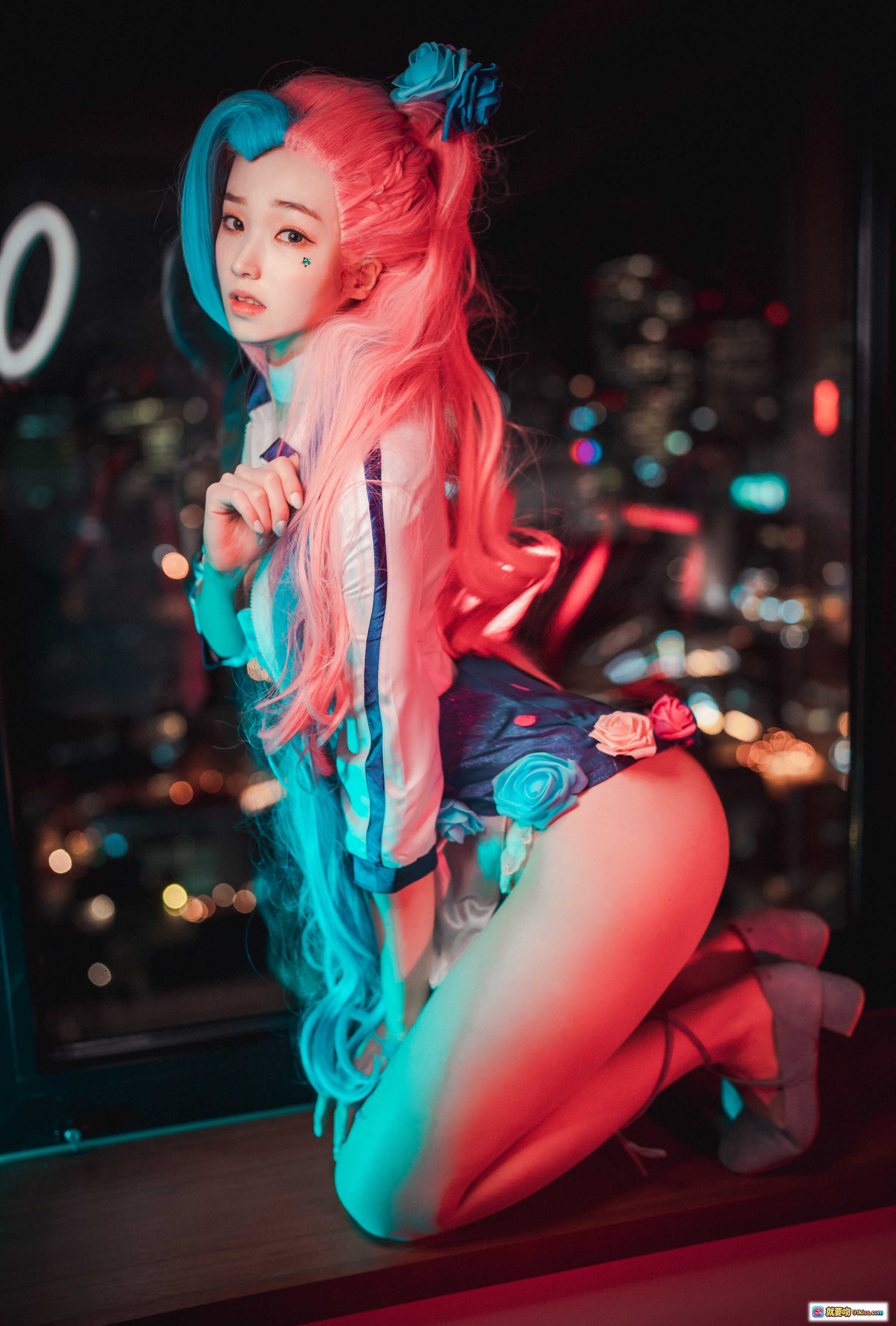 图片[7] - Bambi DJAWA Seraphine Cosplay 星眸歌姬 Rising Star 粉蓝渐变长发 闪耀蓝裙 花饰点缀 夜景灯光氛围感写真 - 就要吻