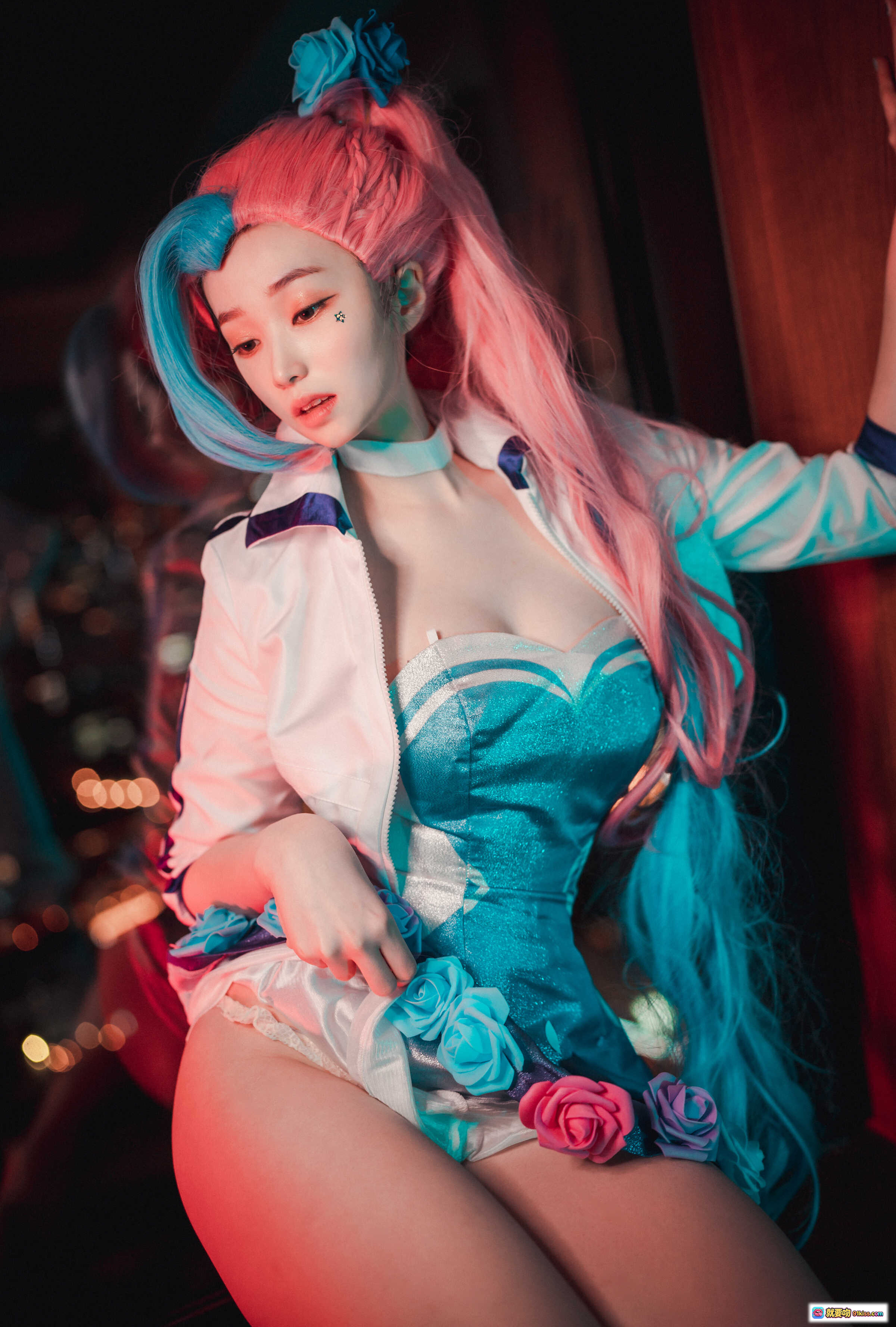 Bambi DJAWA Seraphine Cosplay 星眸歌姬 Rising Star 粉蓝渐变长发 闪耀蓝裙 花饰点缀 夜景灯光氛围感写真 - 就要吻