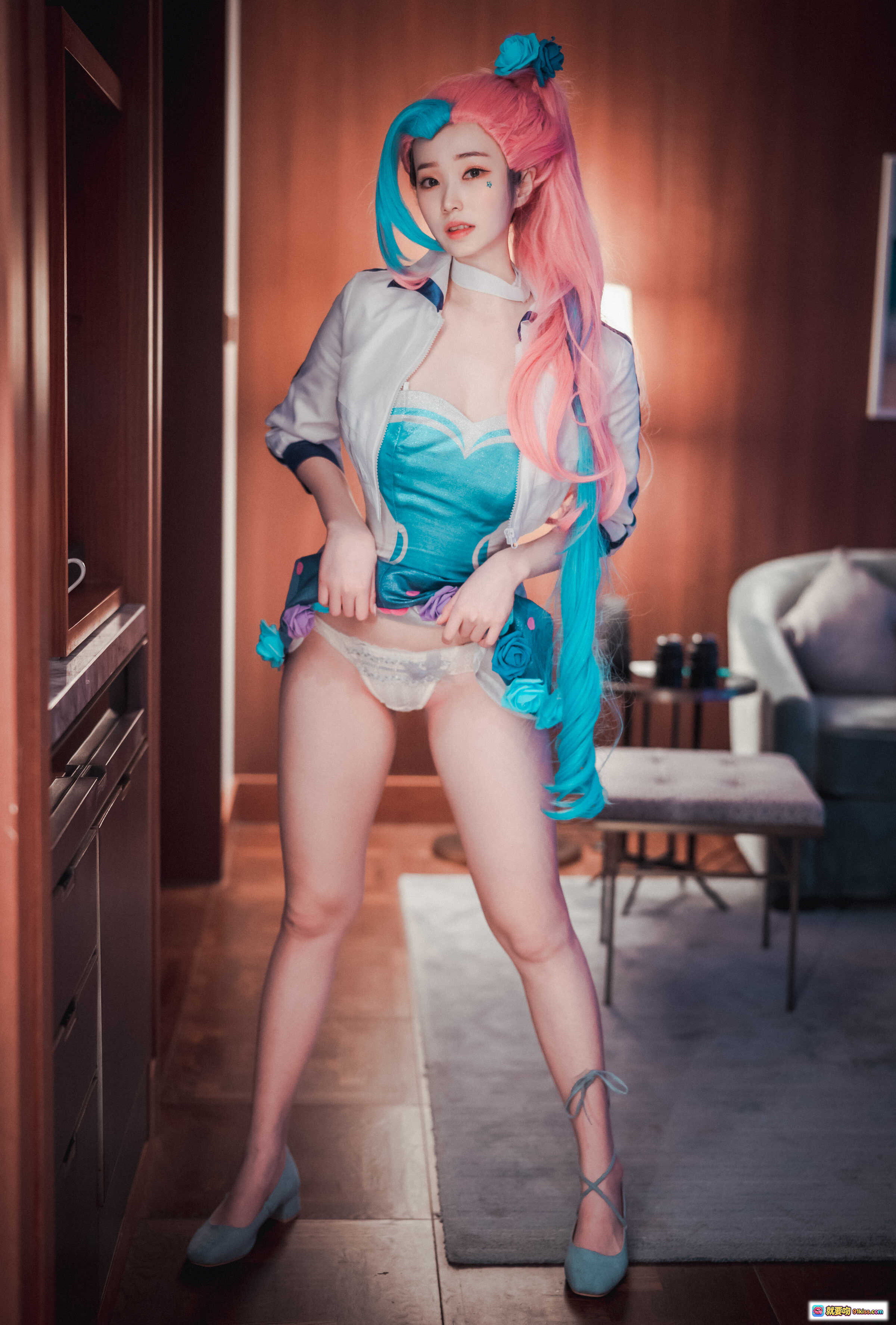 图片[2] - Bambi DJAWA Seraphine Cosplay 星眸歌姬 Rising Star 粉蓝渐变长发 闪耀蓝裙 花饰点缀 夜景灯光氛围感写真 - 就要吻