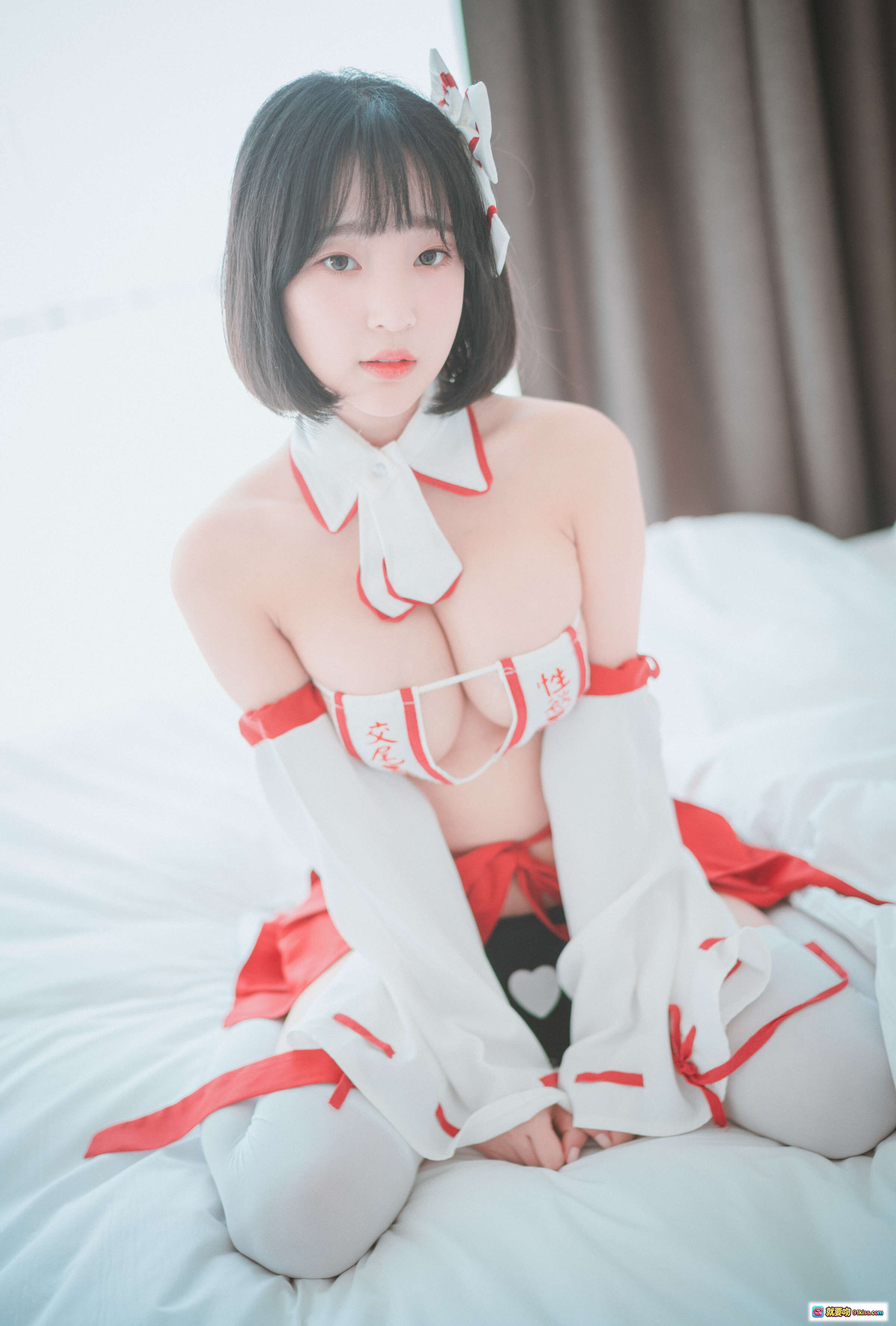 图片[2] - 姜仁卿 NO.047 [DJAWA] 召唤师少女写真｜红白女仆装｜白丝美腿｜床拍私房｜性感侧卧姿势 - 就要吻