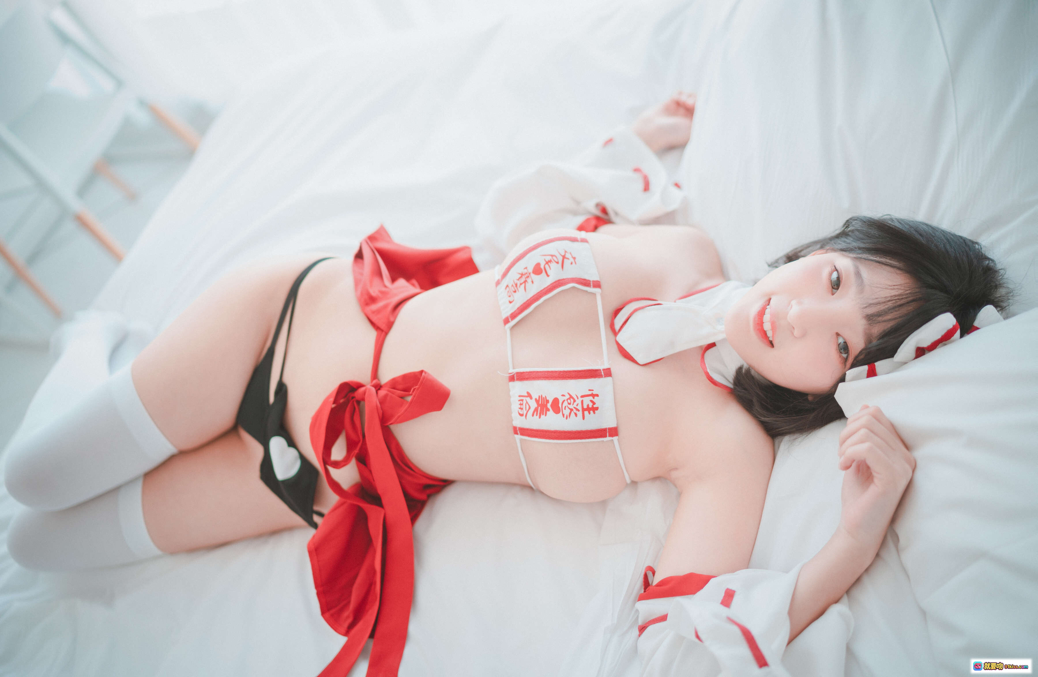 图片[3] - 姜仁卿 NO.047 [DJAWA] 召唤师少女写真｜红白女仆装｜白丝美腿｜床拍私房｜性感侧卧姿势 - 就要吻