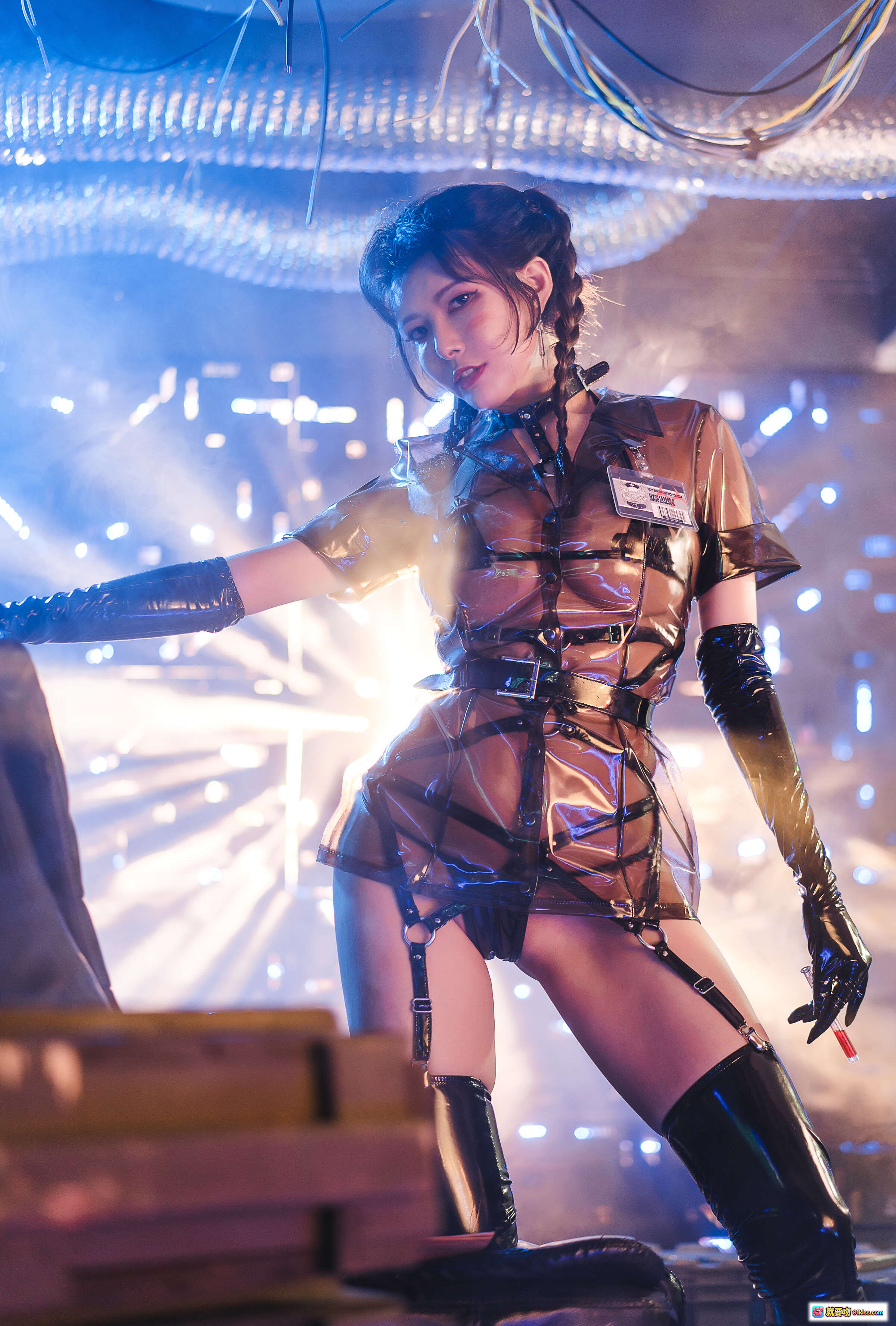 秋和柯基NO.007阿秋病娇护士姐姐cosplay写真|透明胶衣+黑色长靴+双马尾造型|赛博朋克灯光氛围感大片 - 就要吻
