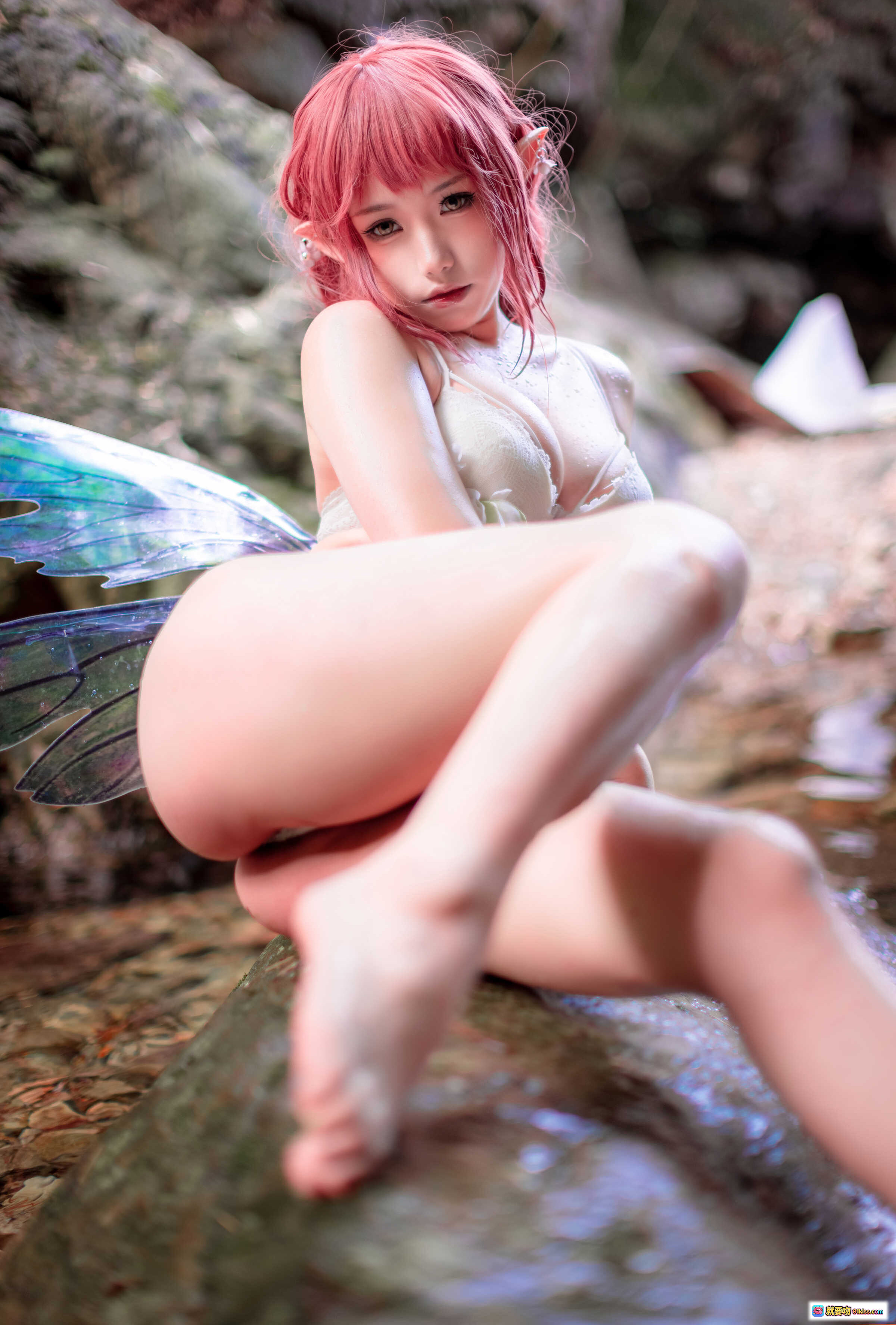 图片[3] - 一北亦北NO.005花精灵Cosplay写真｜粉发精灵少女溪边水景｜彩色蝶翼+弓箭道具｜自然岩石背景｜71P高清图集 - 就要吻