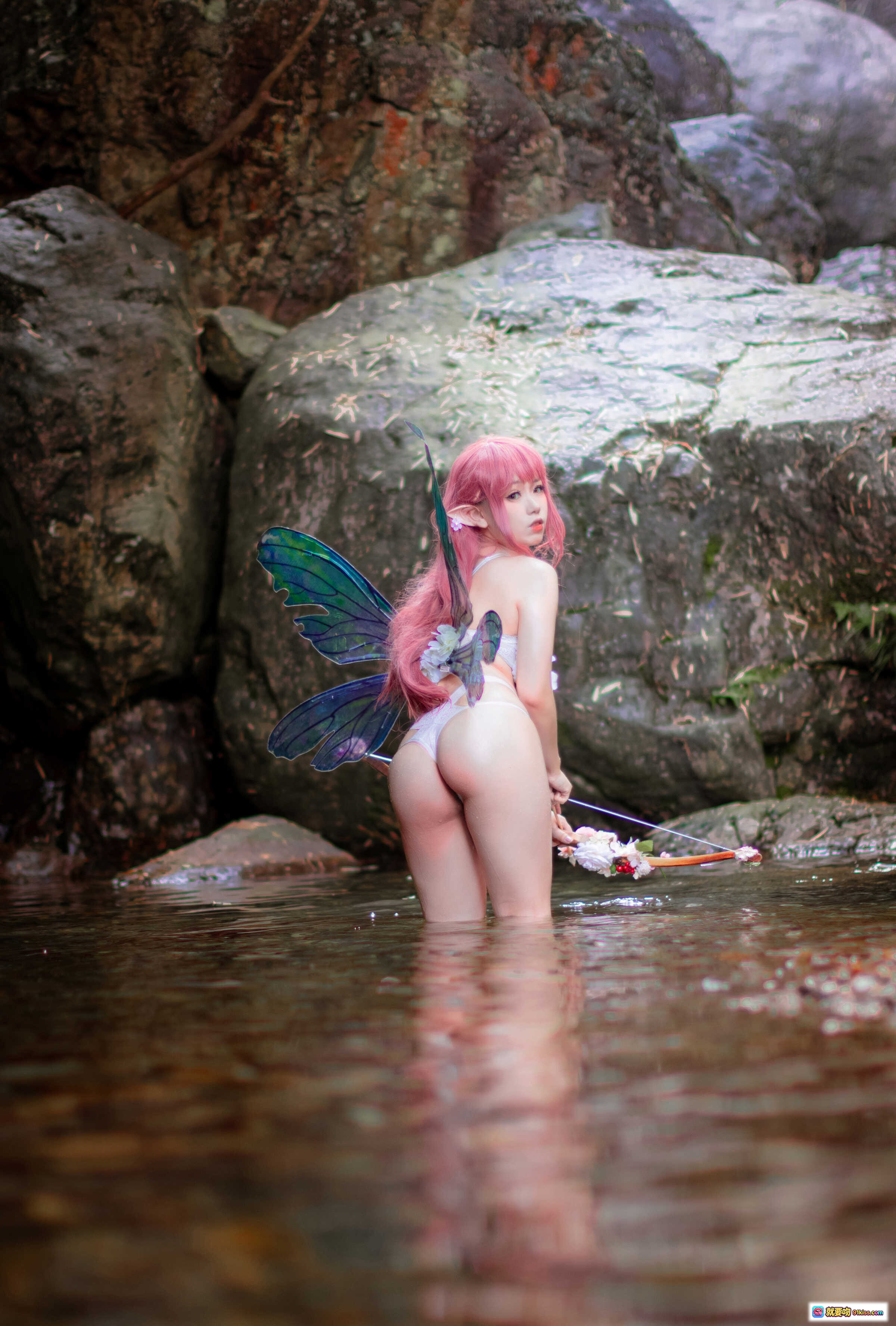 图片[1] - 一北亦北NO.005花精灵Cosplay写真｜粉发精灵少女溪边水景｜彩色蝶翼+弓箭道具｜自然岩石背景｜71P高清图集 - 就要吻