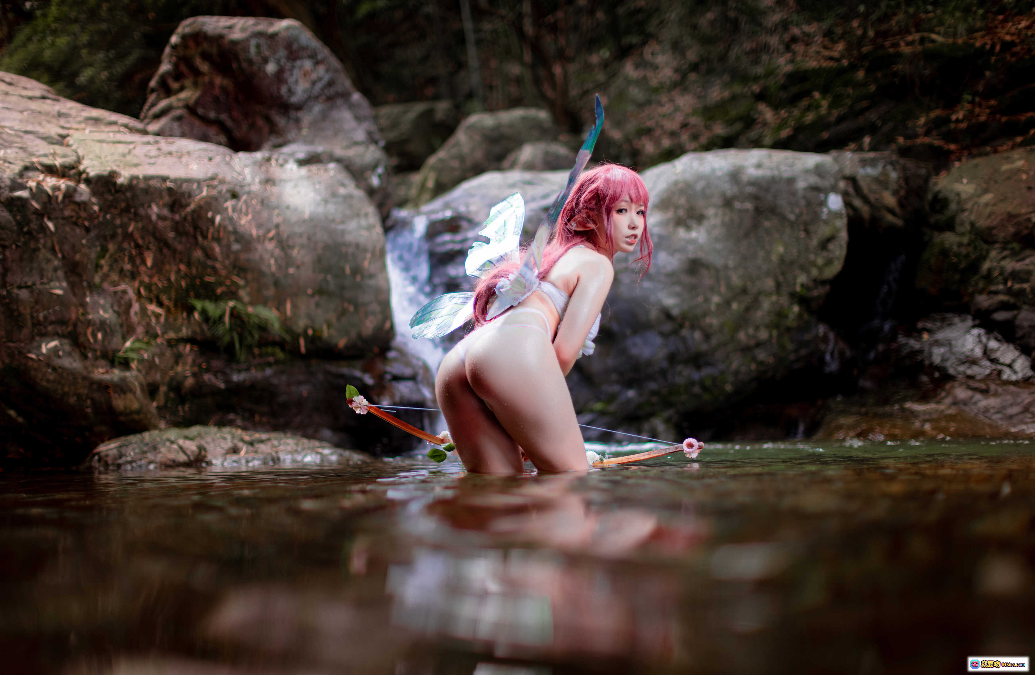 图片[6] - 一北亦北NO.005花精灵Cosplay写真｜粉发精灵少女溪边水景｜彩色蝶翼+弓箭道具｜自然岩石背景｜71P高清图集 - 就要吻