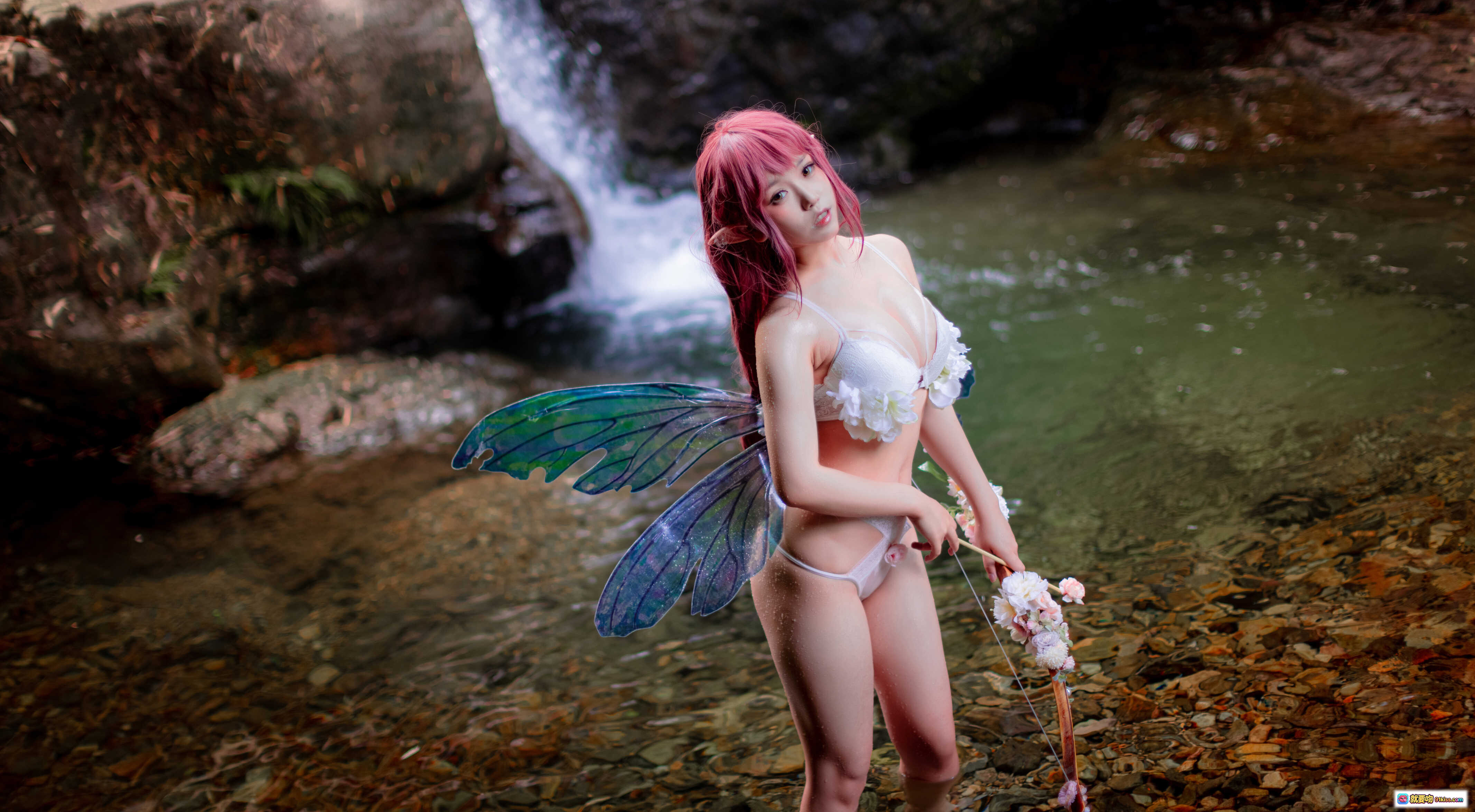 图片[4] - 一北亦北NO.005花精灵Cosplay写真｜粉发精灵少女溪边水景｜彩色蝶翼+弓箭道具｜自然岩石背景｜71P高清图集 - 就要吻