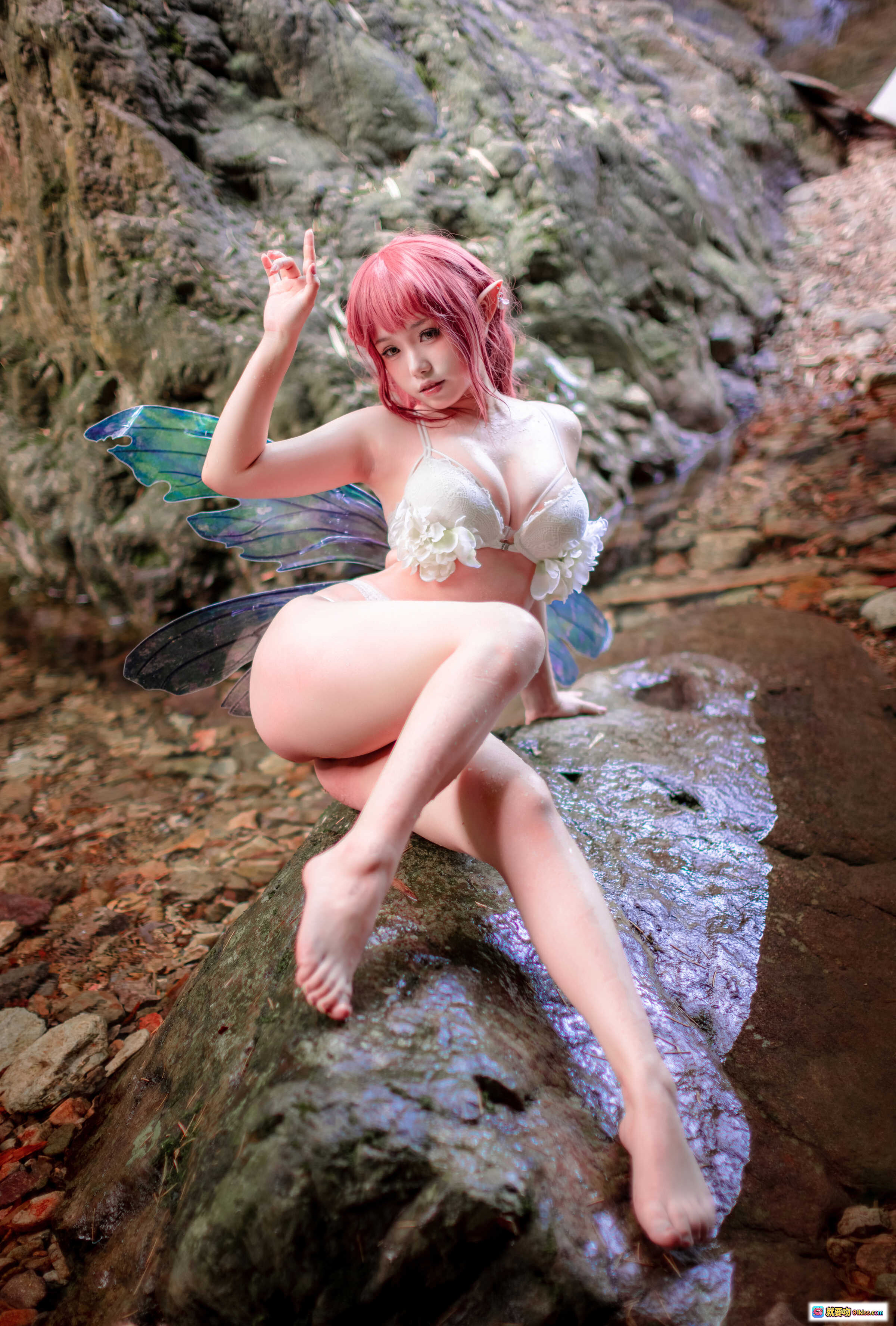 图片[2] - 一北亦北NO.005花精灵Cosplay写真｜粉发精灵少女溪边水景｜彩色蝶翼+弓箭道具｜自然岩石背景｜71P高清图集 - 就要吻