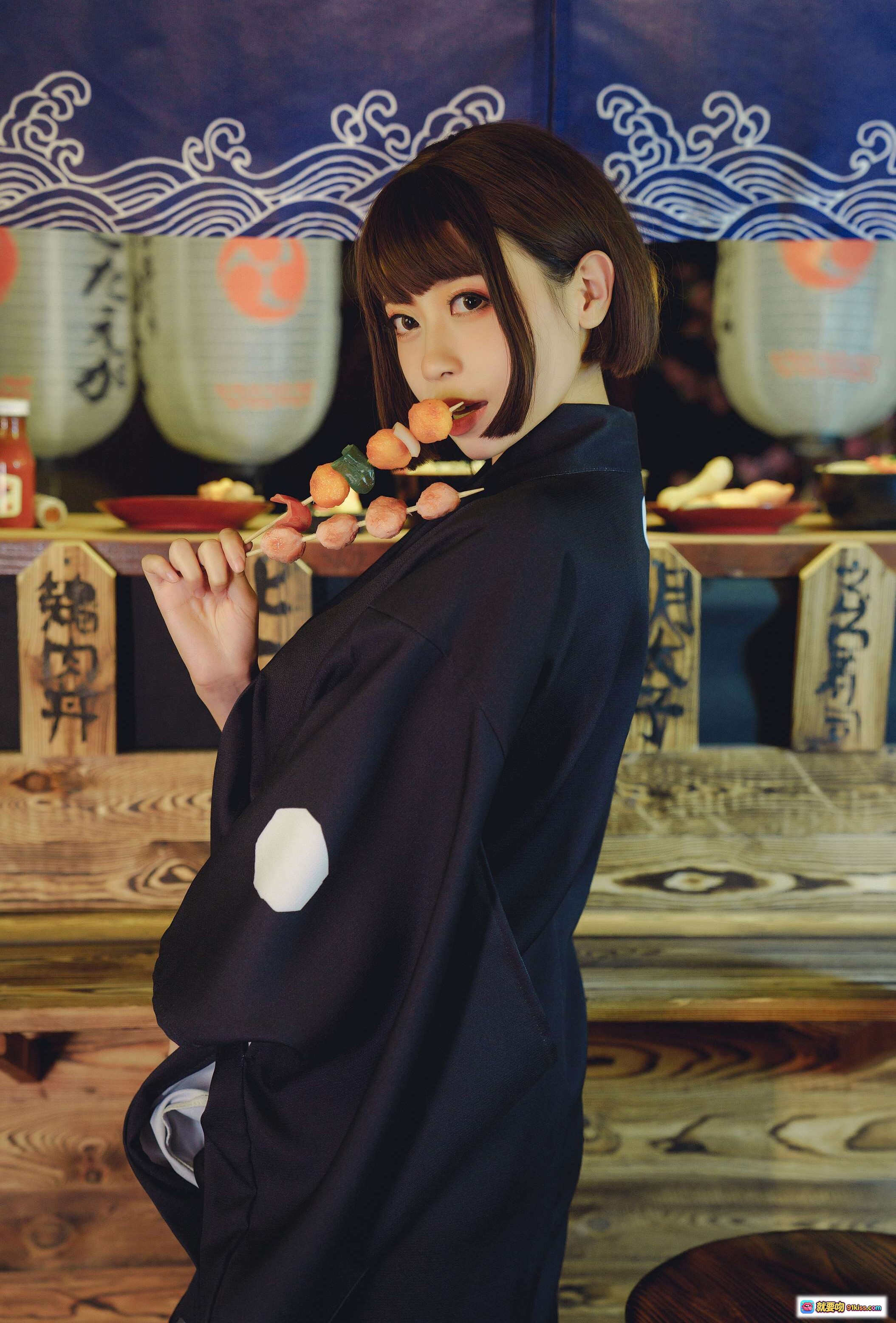 图片[4] - 奈汐酱Nice NO.001 老板娘写真 | 日式居酒屋风情 | 黑色和服美背 | 木质吧台氛围感 | 热情老板娘姿态 | 16P高清图集 - 就要吻