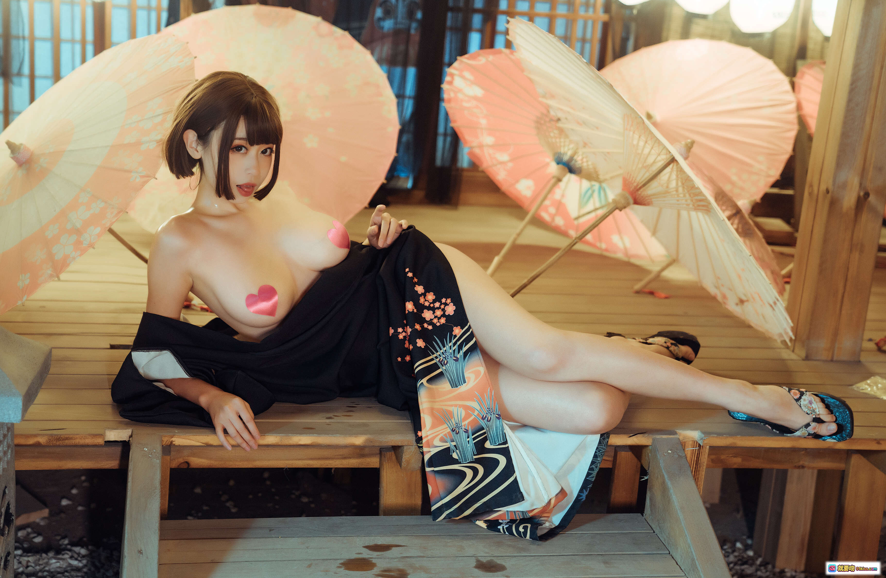 图片[8] - 奈汐酱Nice NO.001 老板娘写真 | 日式居酒屋风情 | 黑色和服美背 | 木质吧台氛围感 | 热情老板娘姿态 | 16P高清图集 - 就要吻