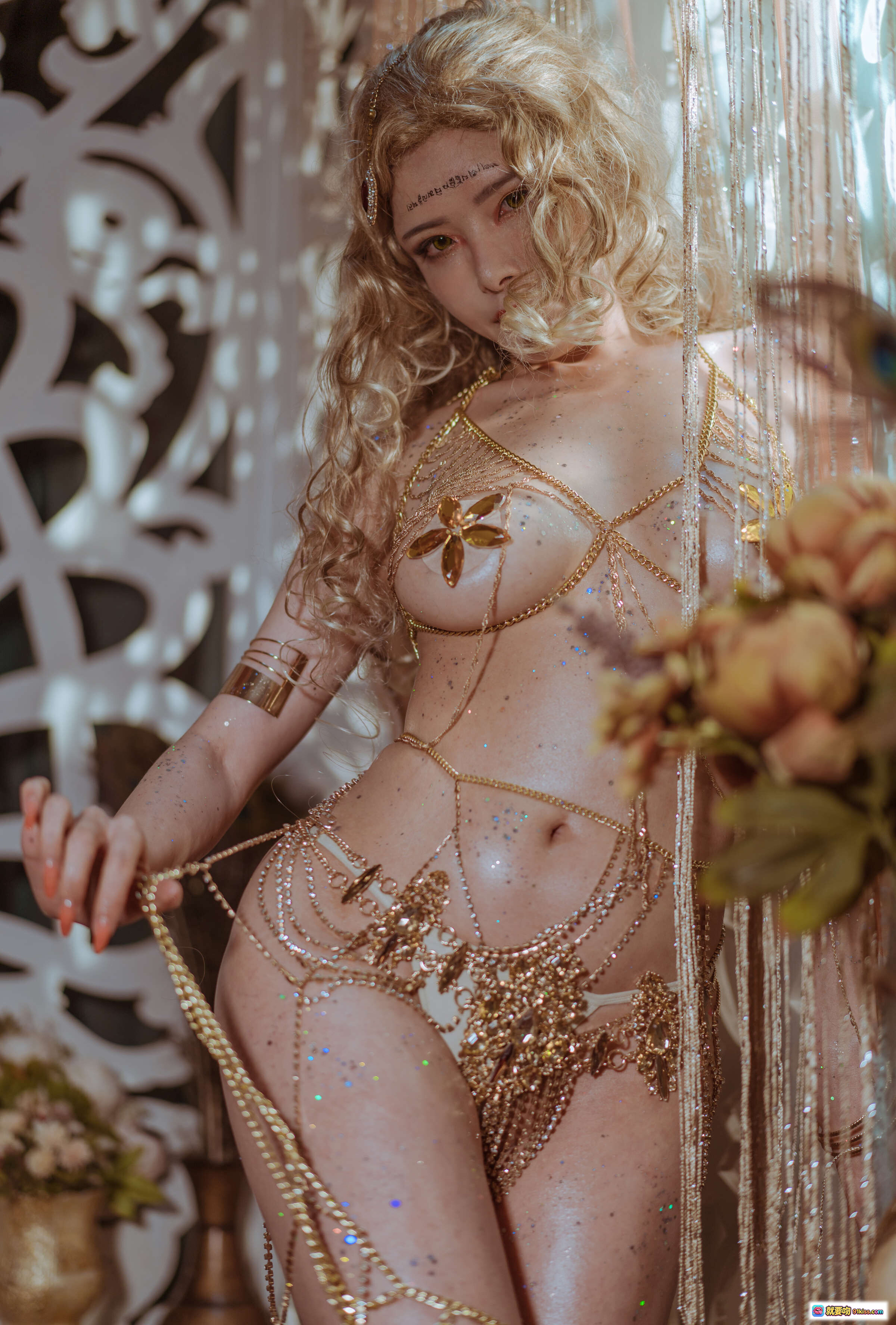 图片[1] - 秋和柯基NO.040金发舞娘写真｜华丽金色链饰+闪粉妆容+异域风情造型+性感姿态+45P高清图集 - 就要吻