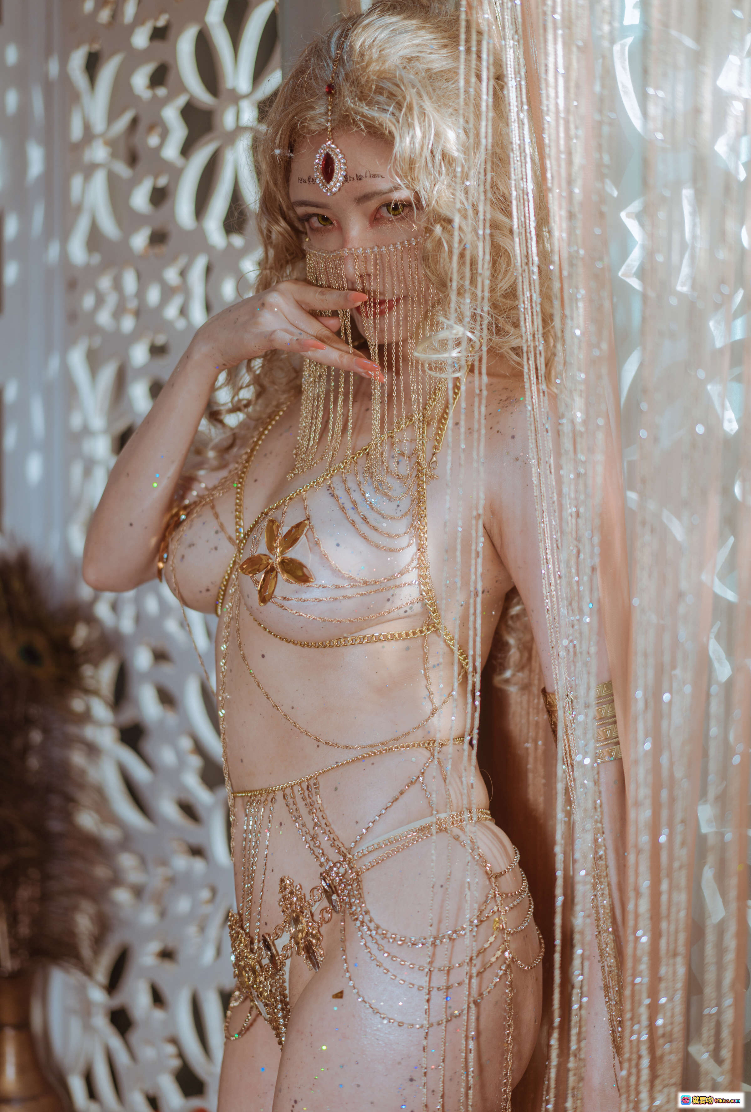 图片[6] - 秋和柯基NO.040金发舞娘写真｜华丽金色链饰+闪粉妆容+异域风情造型+性感姿态+45P高清图集 - 就要吻