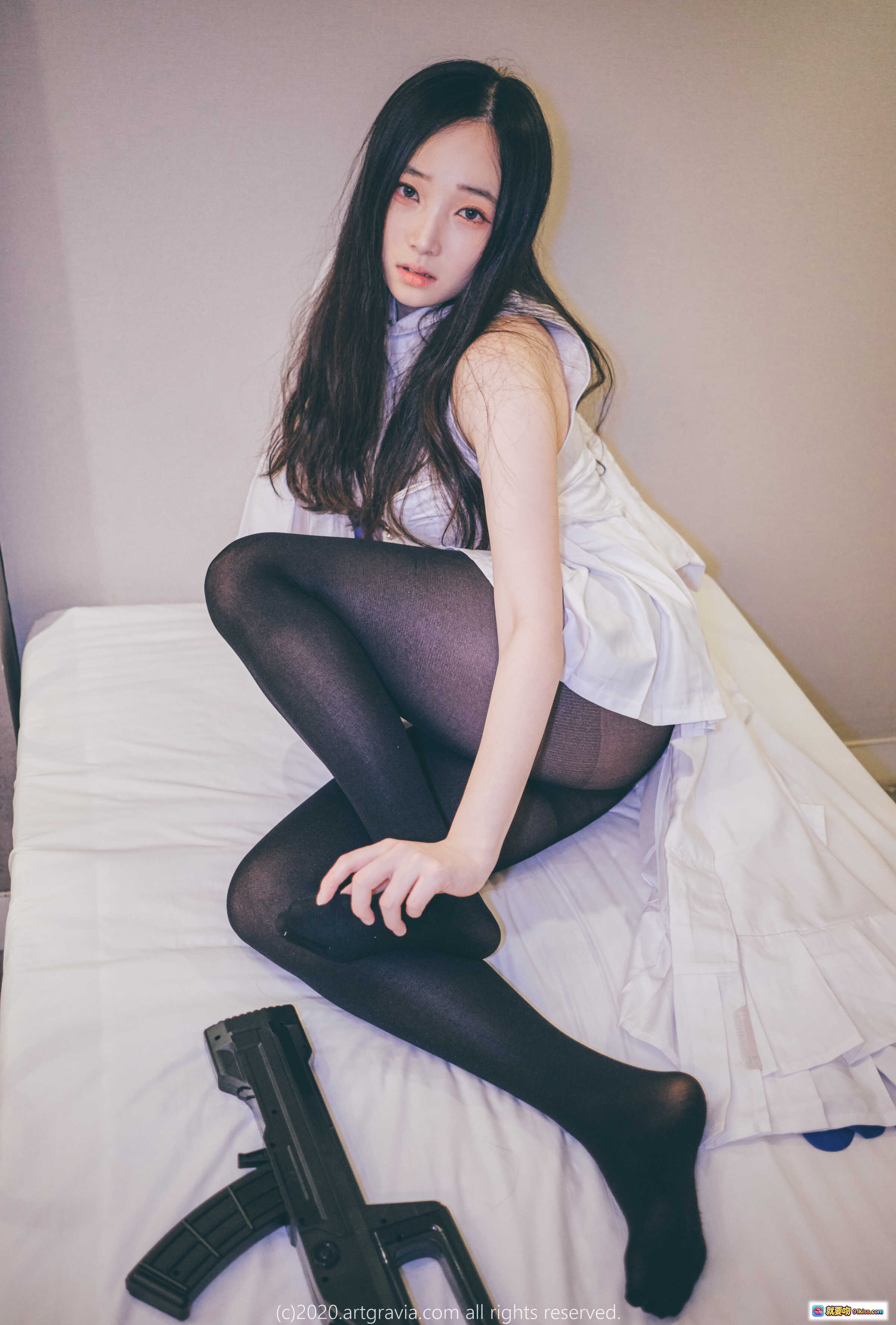 图片[6] - Bambi ARTGRAVIA_VOL136 黑丝美腿少女床上持枪写真 优雅神秘氛围感私房摄影 - 就要吻