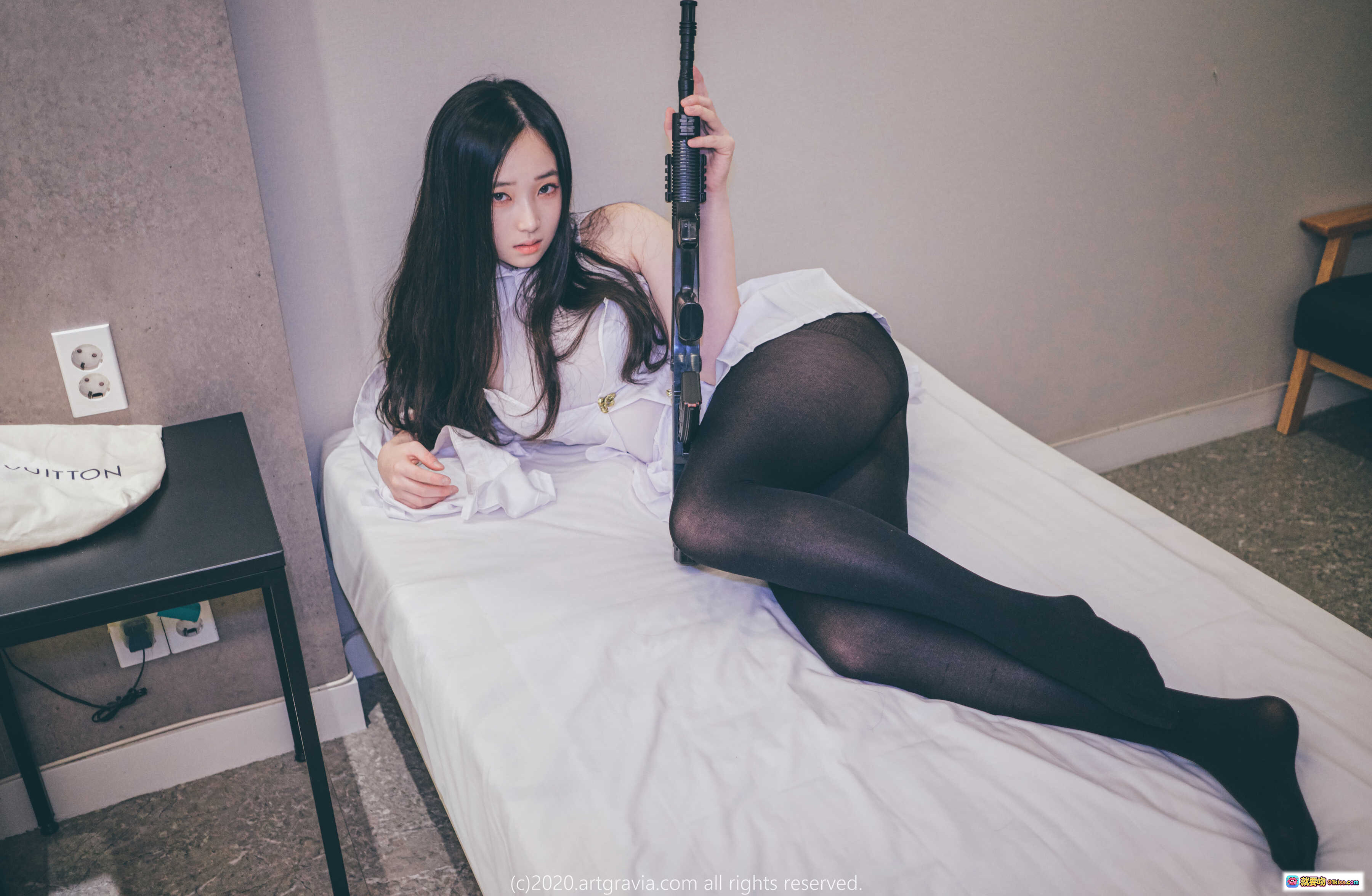 图片[1] - Bambi ARTGRAVIA_VOL136 黑丝美腿少女床上持枪写真 优雅神秘氛围感私房摄影 - 就要吻
