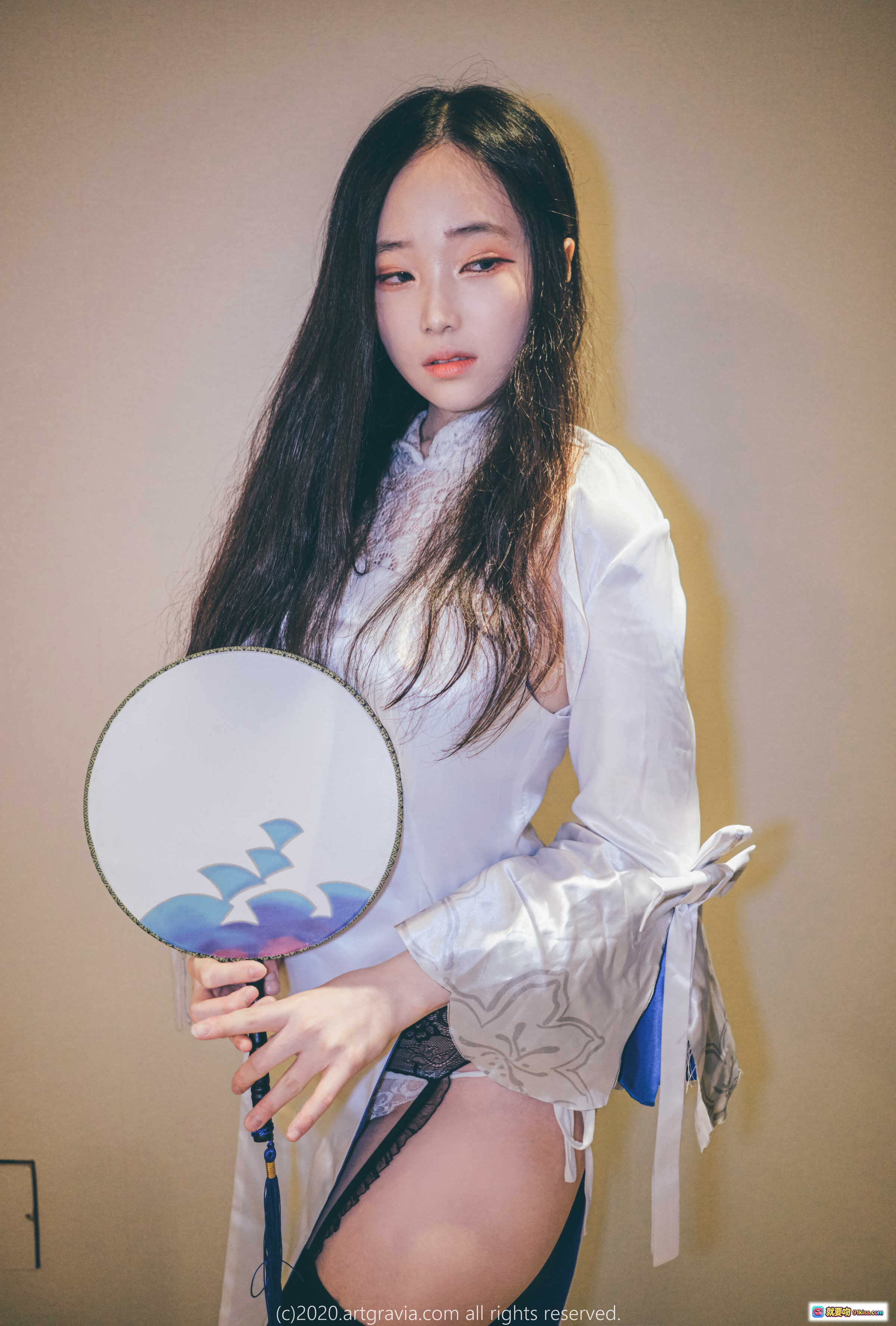 图片[8] - Bambi ARTGRAVIA_VOL136 黑丝美腿少女床上持枪写真 优雅神秘氛围感私房摄影 - 就要吻