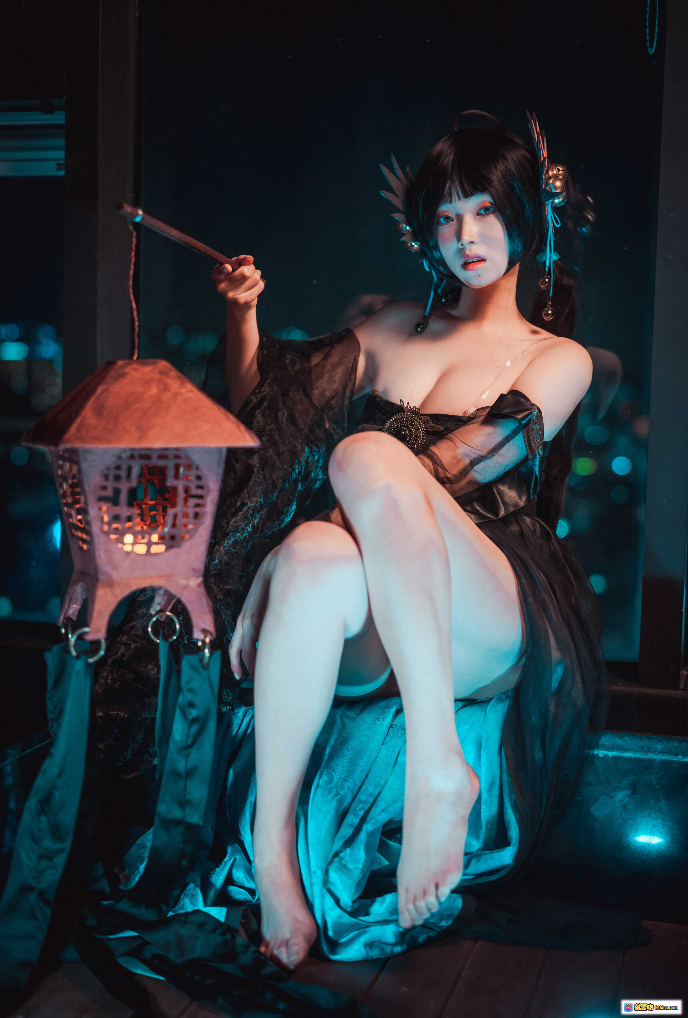 图片[2] - Bambi [DJAWA] Equinoctial Bari Normal Ver Cosplay写真｜黑纱透视装+古风灯笼+夜景蓝光氛围感美少女摄影 - 就要吻