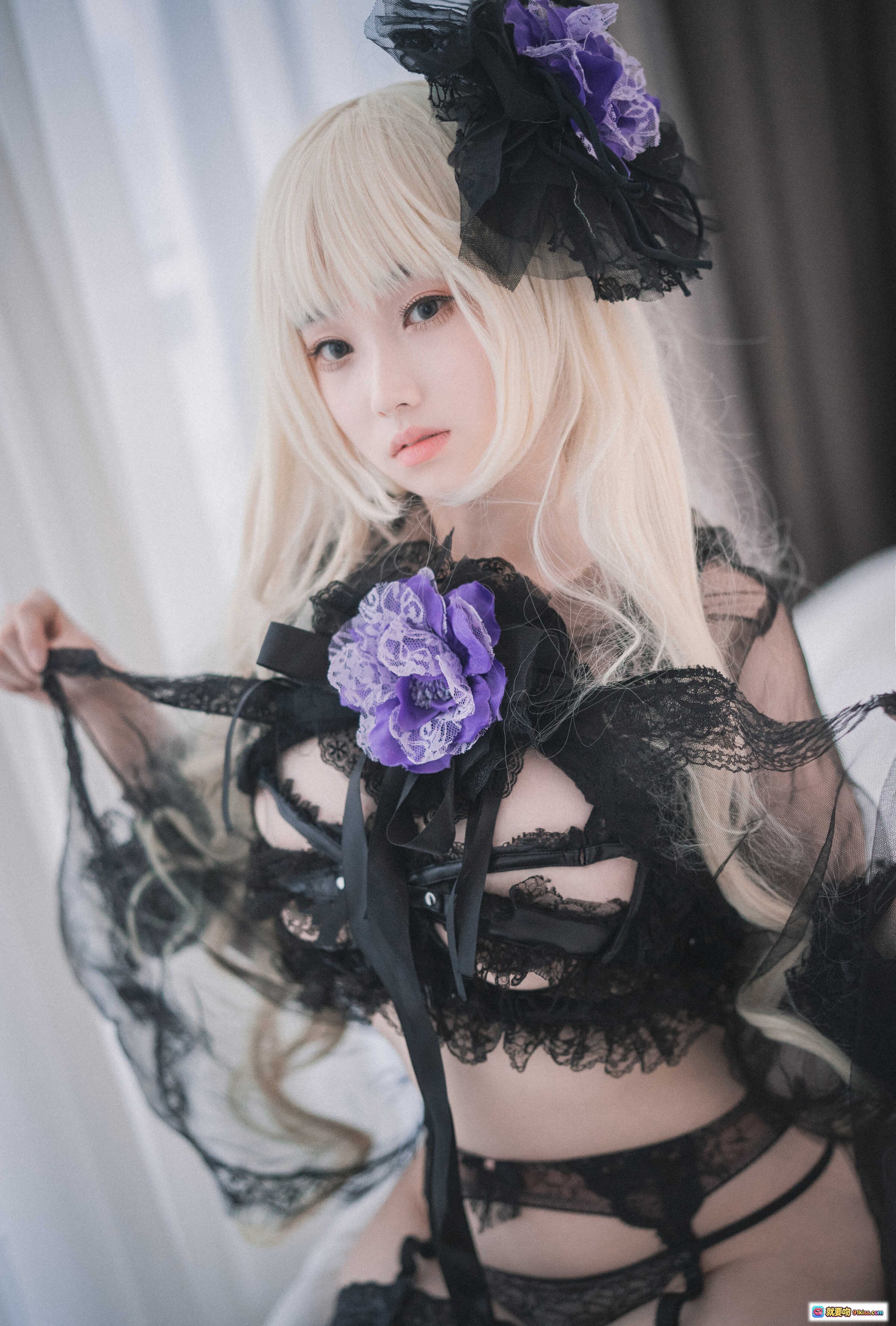 图片[9] - Bambi DJAWA Rita The Paradise Expulsion 黑色蕾丝内衣写真 金发少女床上性感姿势 紫黑发饰诱惑造型 透明薄纱透视装 欧美风私房摄影 - 就要吻