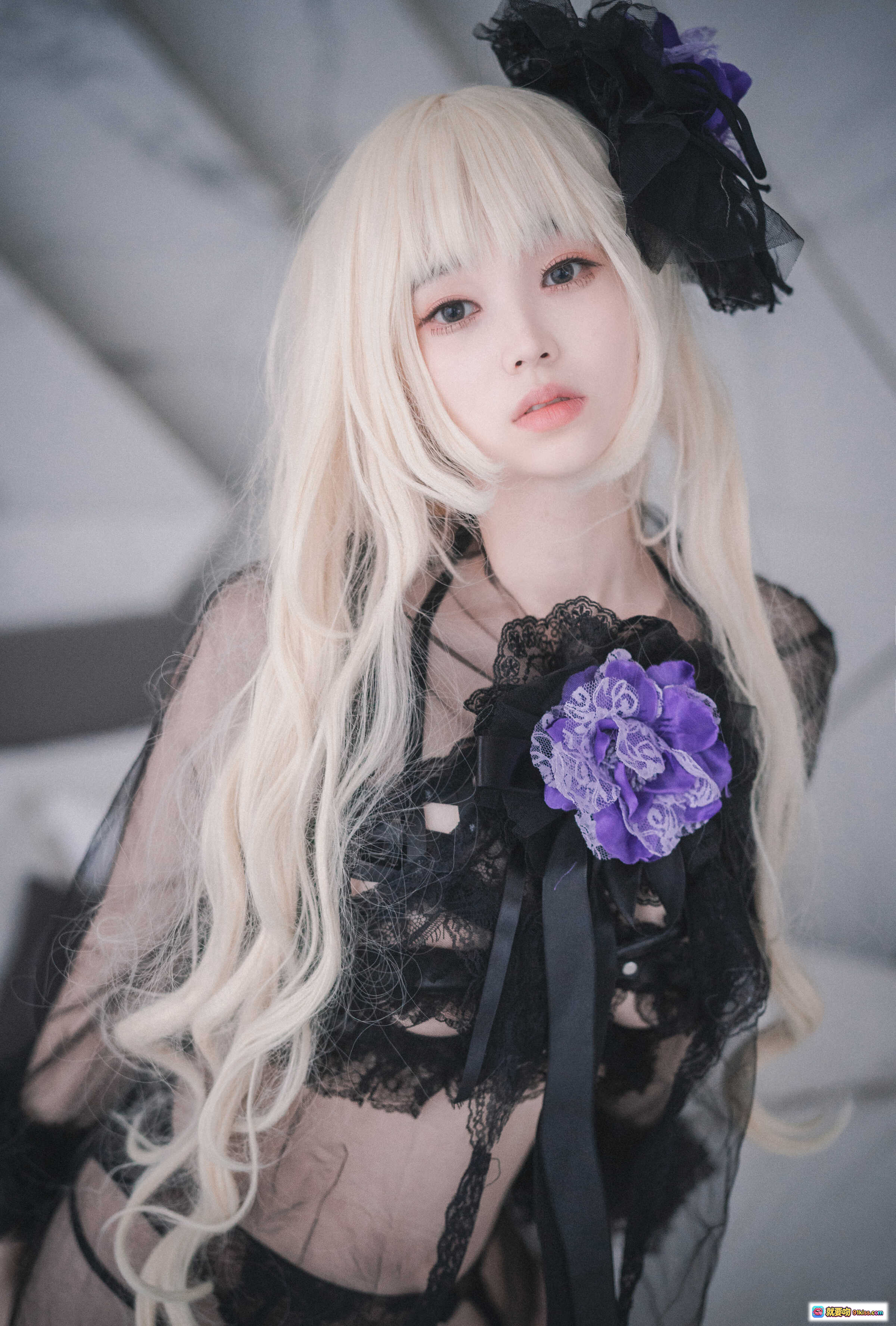 图片[4] - Bambi DJAWA Rita The Paradise Expulsion 黑色蕾丝内衣写真 金发少女床上性感姿势 紫黑发饰诱惑造型 透明薄纱透视装 欧美风私房摄影 - 就要吻