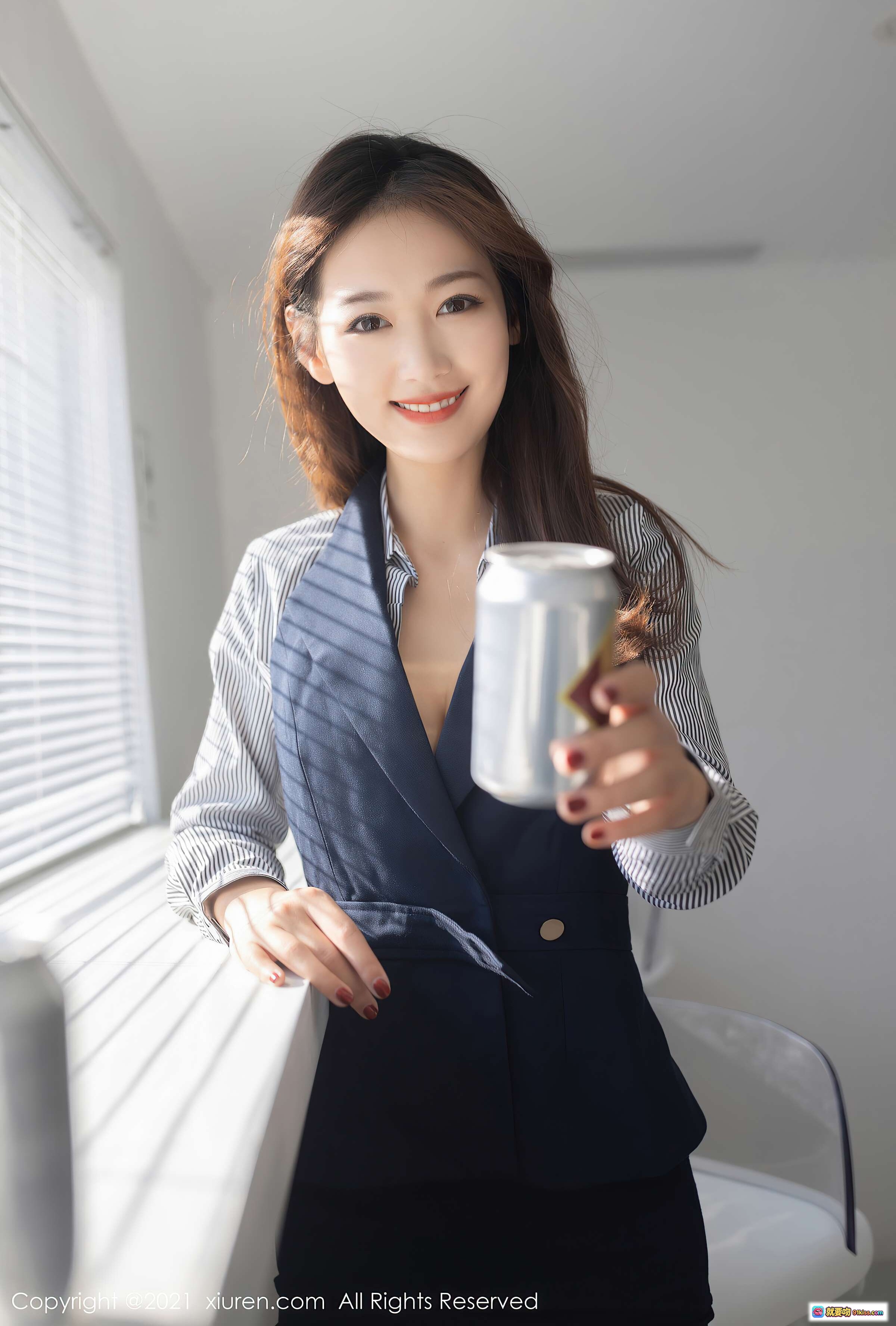 图片[4] - 唐安琪职场OL穿搭写真｜条纹衬衫配深蓝短裙+黑高跟｜清新甜美办公场景｜XIUREN秀人网2021.03.24 VOL.3241 - 就要吻