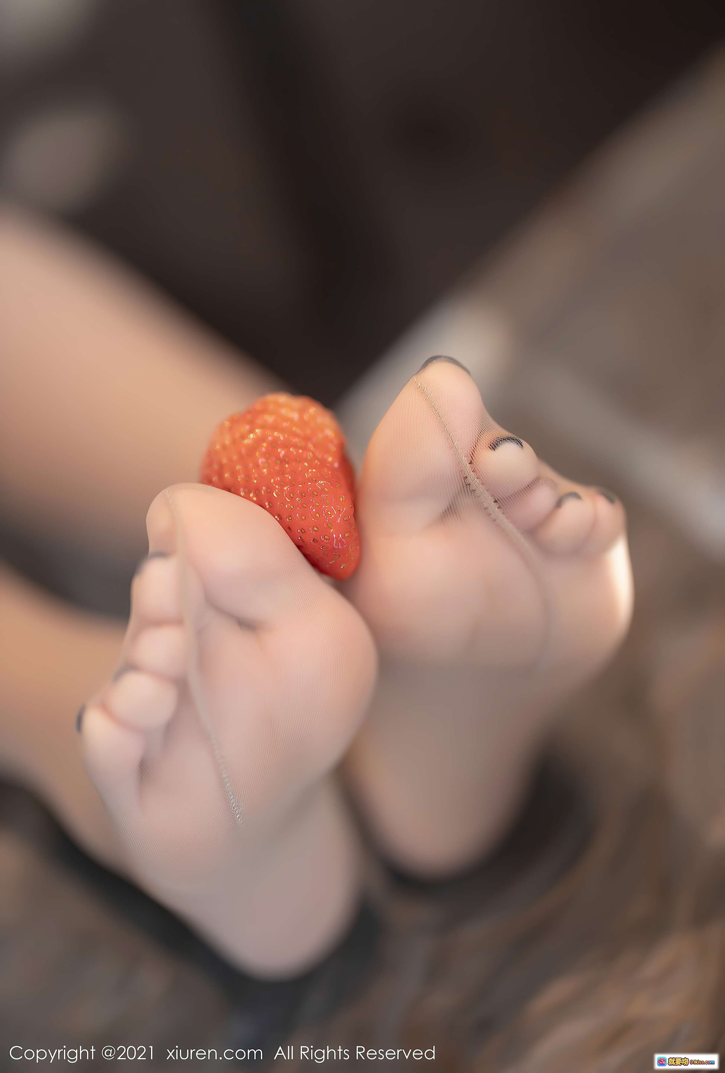 图片[8] - 芝芝Booty性感写真｜粉色吊带上衣+白色短裙+菱格链条包｜秀人网2021.03.25 VOL.3245 - 就要吻