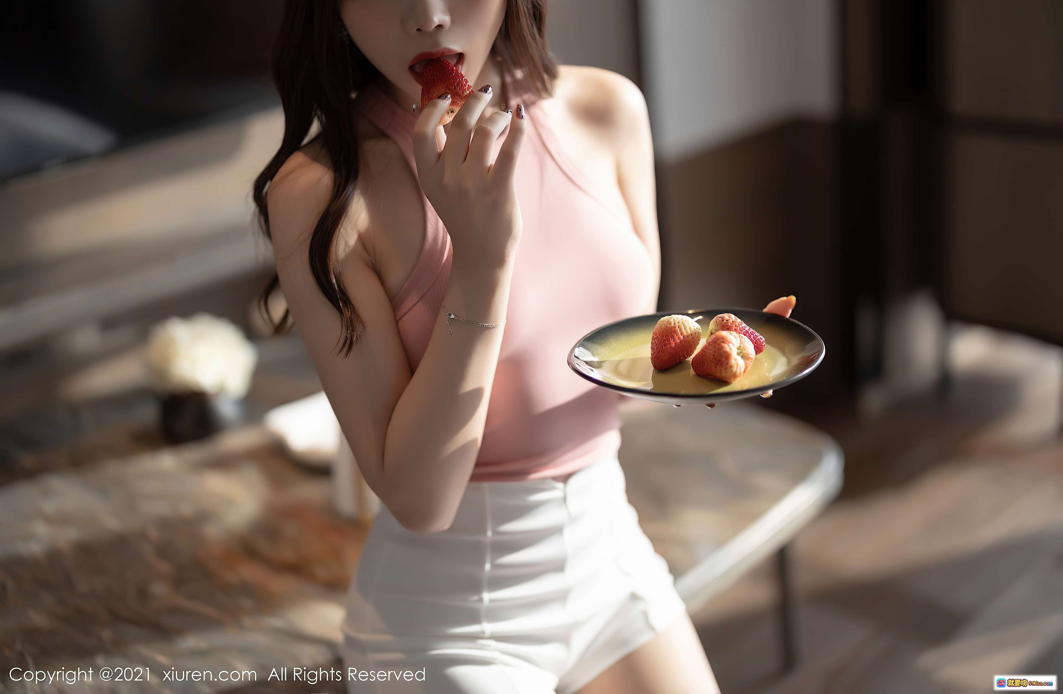 图片[9] - 芝芝Booty性感写真｜粉色吊带上衣+白色短裙+菱格链条包｜秀人网2021.03.25 VOL.3245 - 就要吻