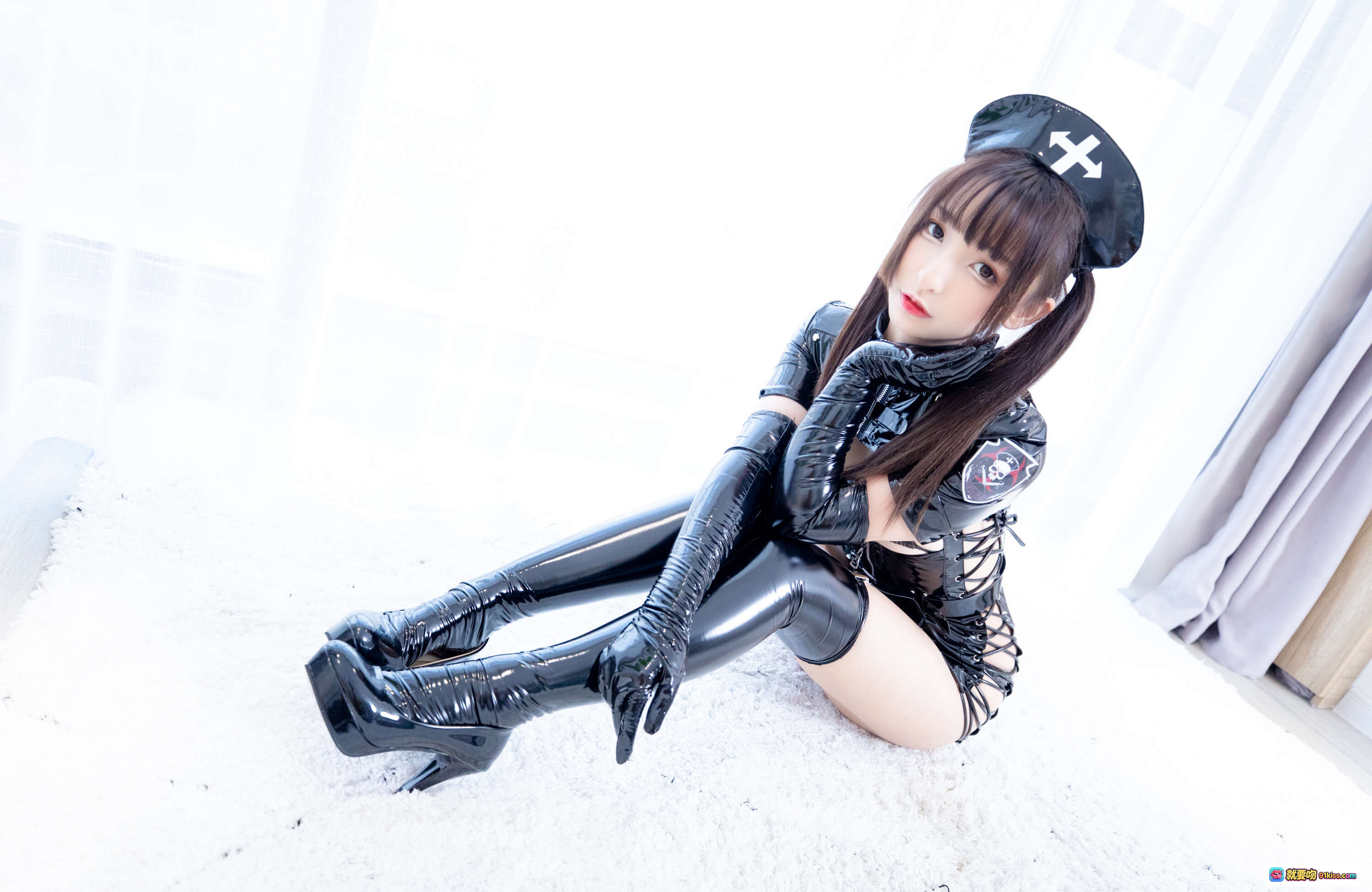 图片[6] - 神楽坂真冬暗黑护士《空気なし》黑漆皮高跟鞋美腿特写 白地毯性感写真 NO.025 - 就要吻