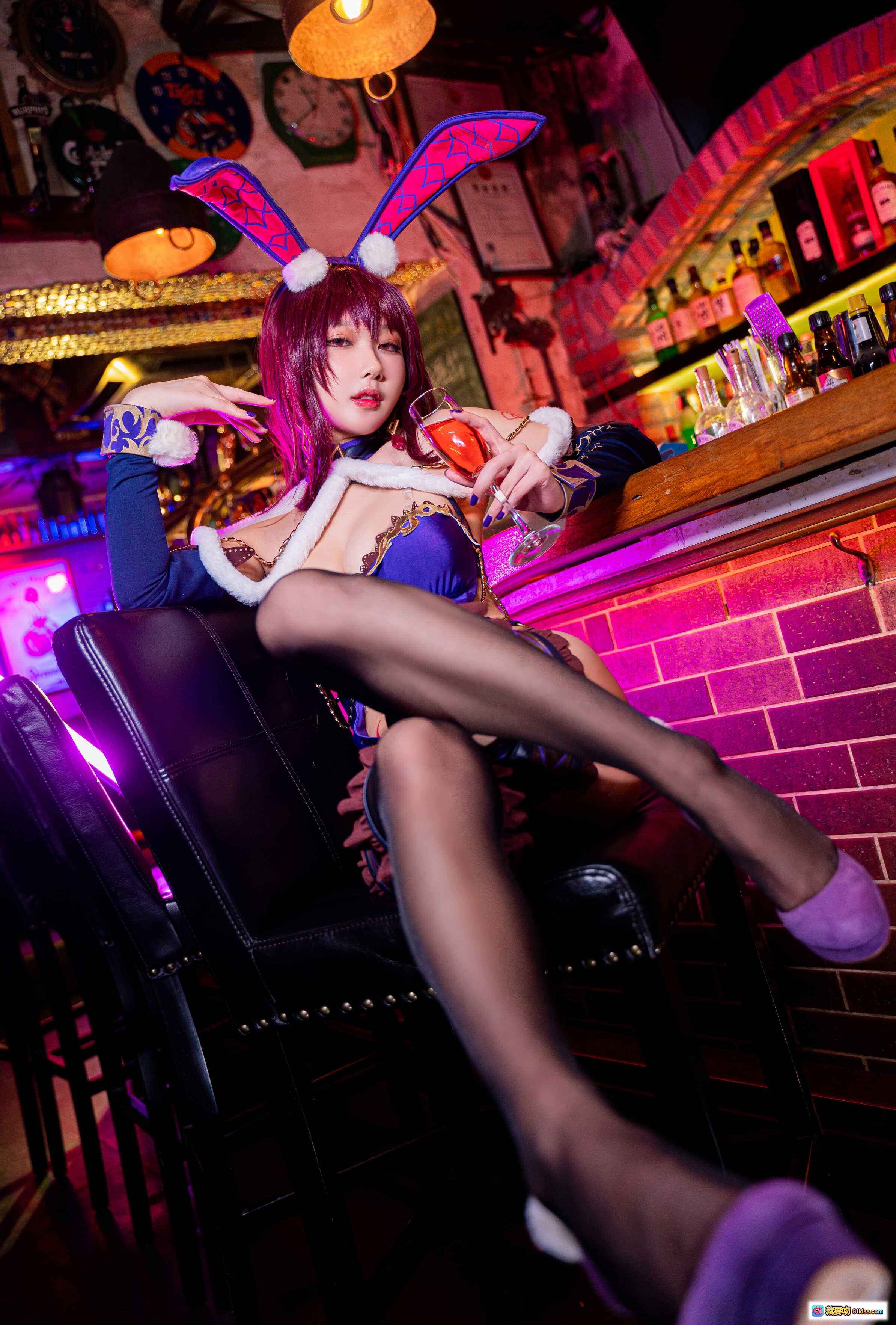 图片[10] - 阿包兔娘NO.026斯卡哈cosplay紫发兔耳女郎酒吧写真32P高清图集 - 就要吻
