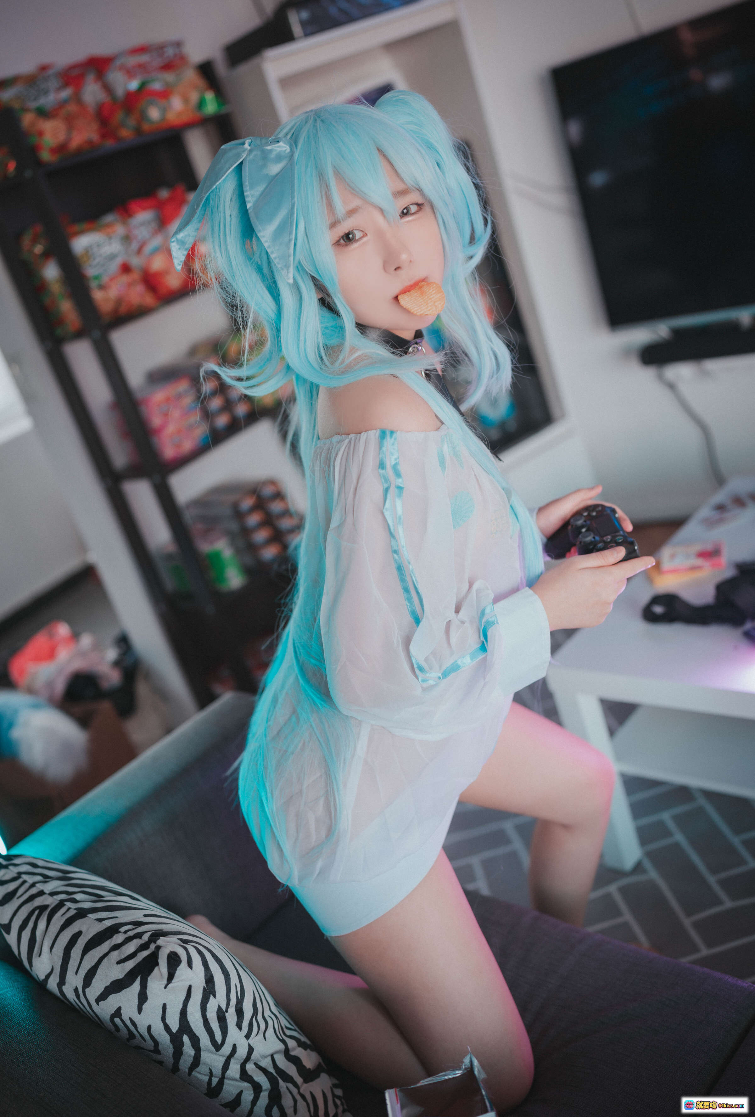 Sonson 1 [DJAWA] Girls’ Frontline PA-15 Cosplay 蓝发双马尾 游戏手柄 宅家零食 次元少女写真 - 就要吻