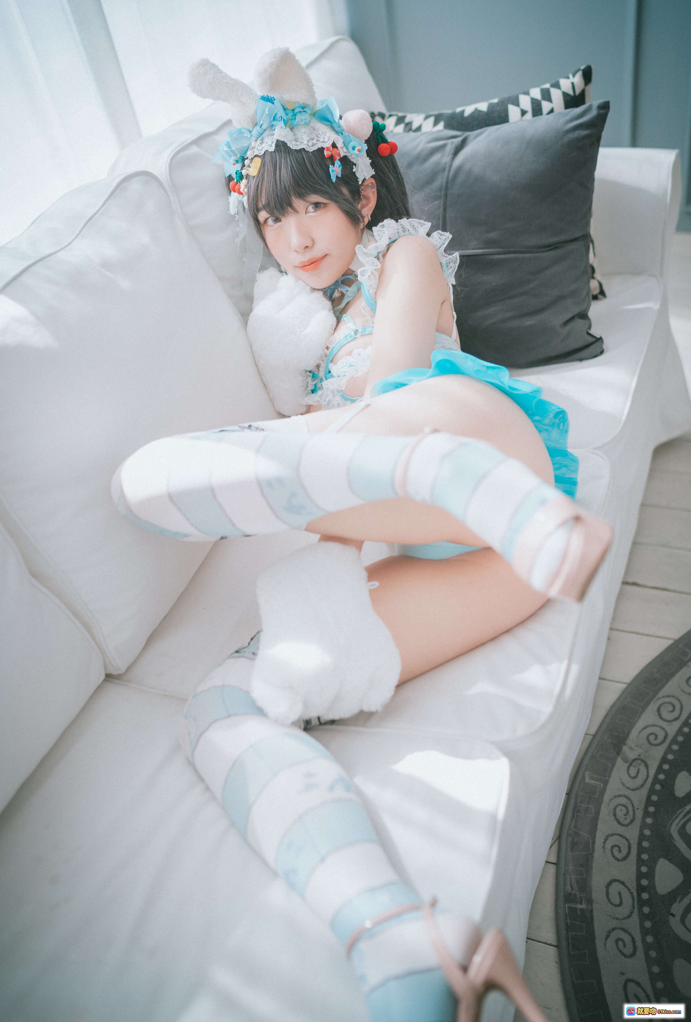 图片[8] - Sonson 7 Turquoise Bunny Cosplay写真｜蓝绿色兔女郎造型+蕾丝袜+沙发慵懒姿势｜DJAWA出品 - 就要吻