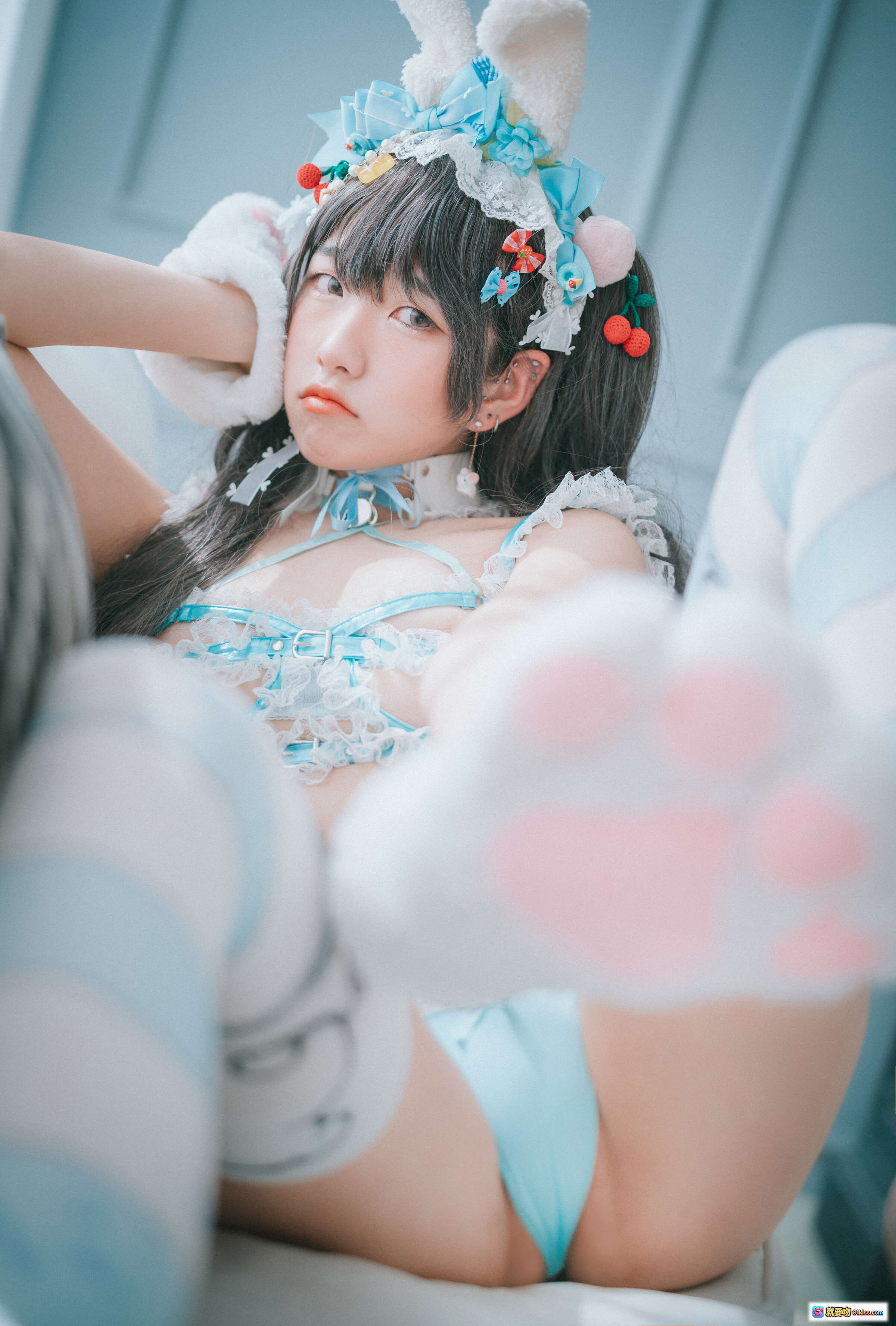 图片[9] - Sonson 7 Turquoise Bunny Cosplay写真｜蓝绿色兔女郎造型+蕾丝袜+沙发慵懒姿势｜DJAWA出品 - 就要吻