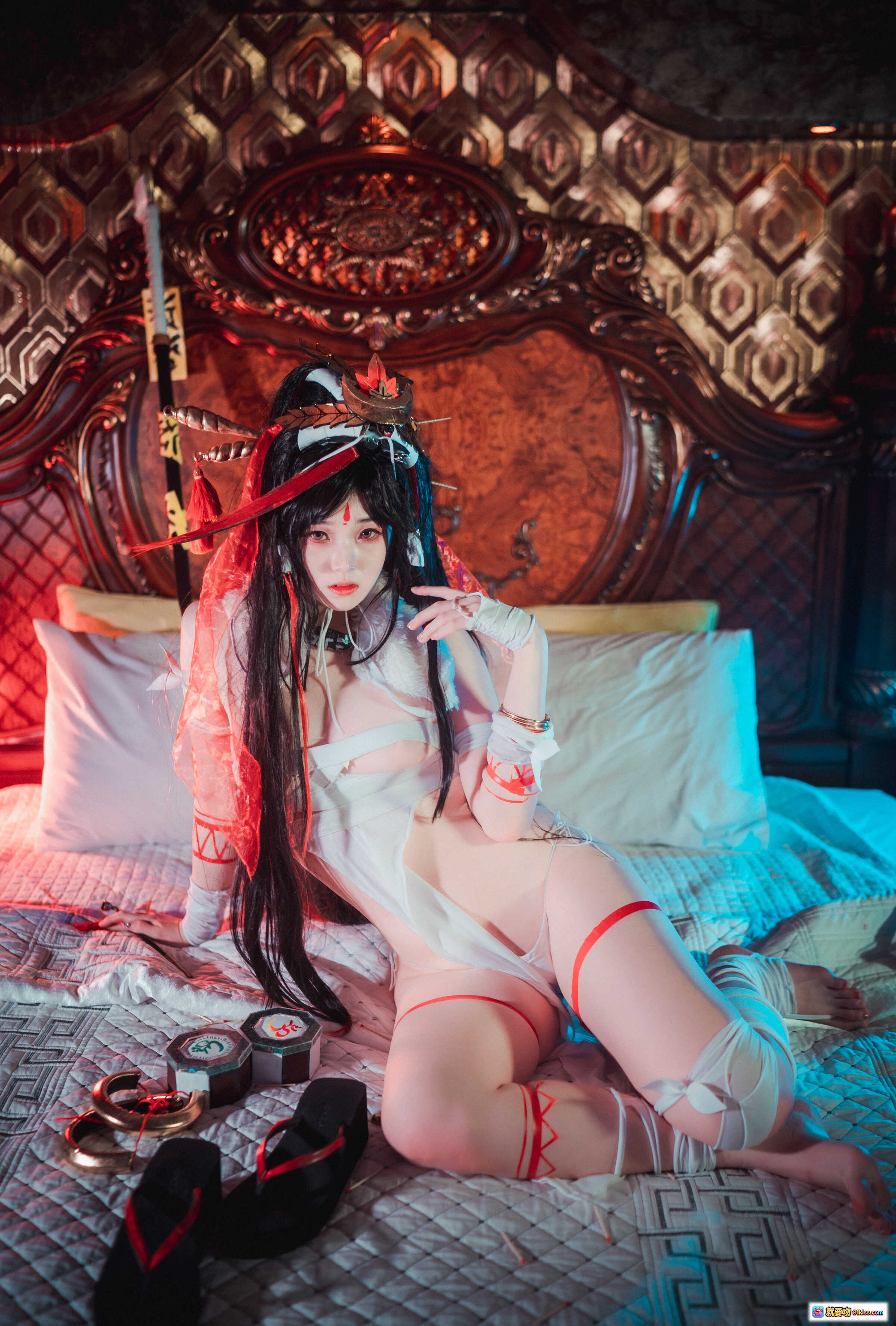 图片[7] - Bambi DJAWA Kalaratri The Shadow of The Goddess Cosplay 美女写真 紫红霓虹灯光 暗黑女神风 性感躺姿 毛绒装饰 二次元角色扮演 摄影艺术 - 就要吻