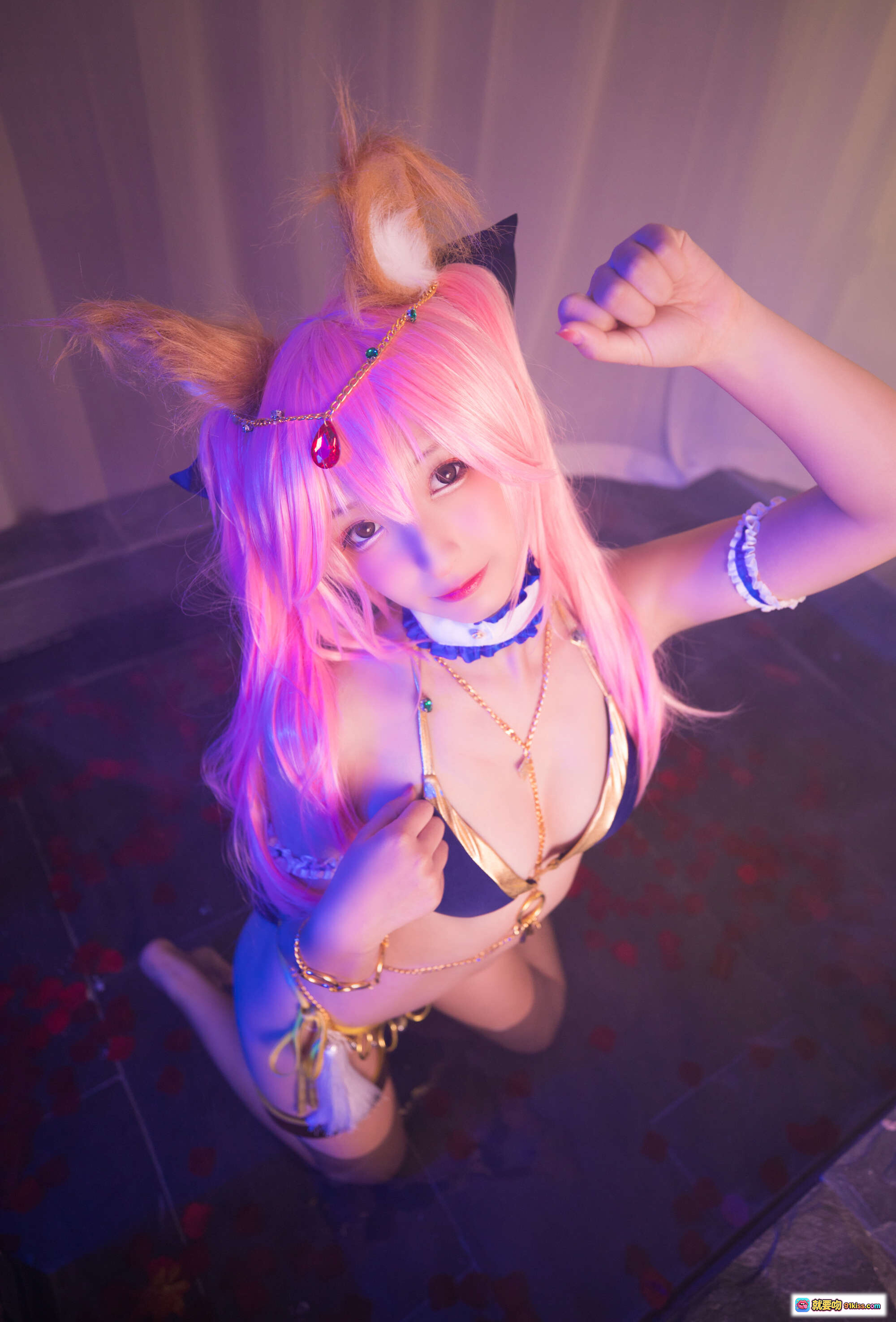 图片[5] - 神楽坂真冬玉藻前舞娘《Mysterious Love》性感写真，金色饰品点缀蓝色比基尼，奢华神秘风情尽显 - 就要吻