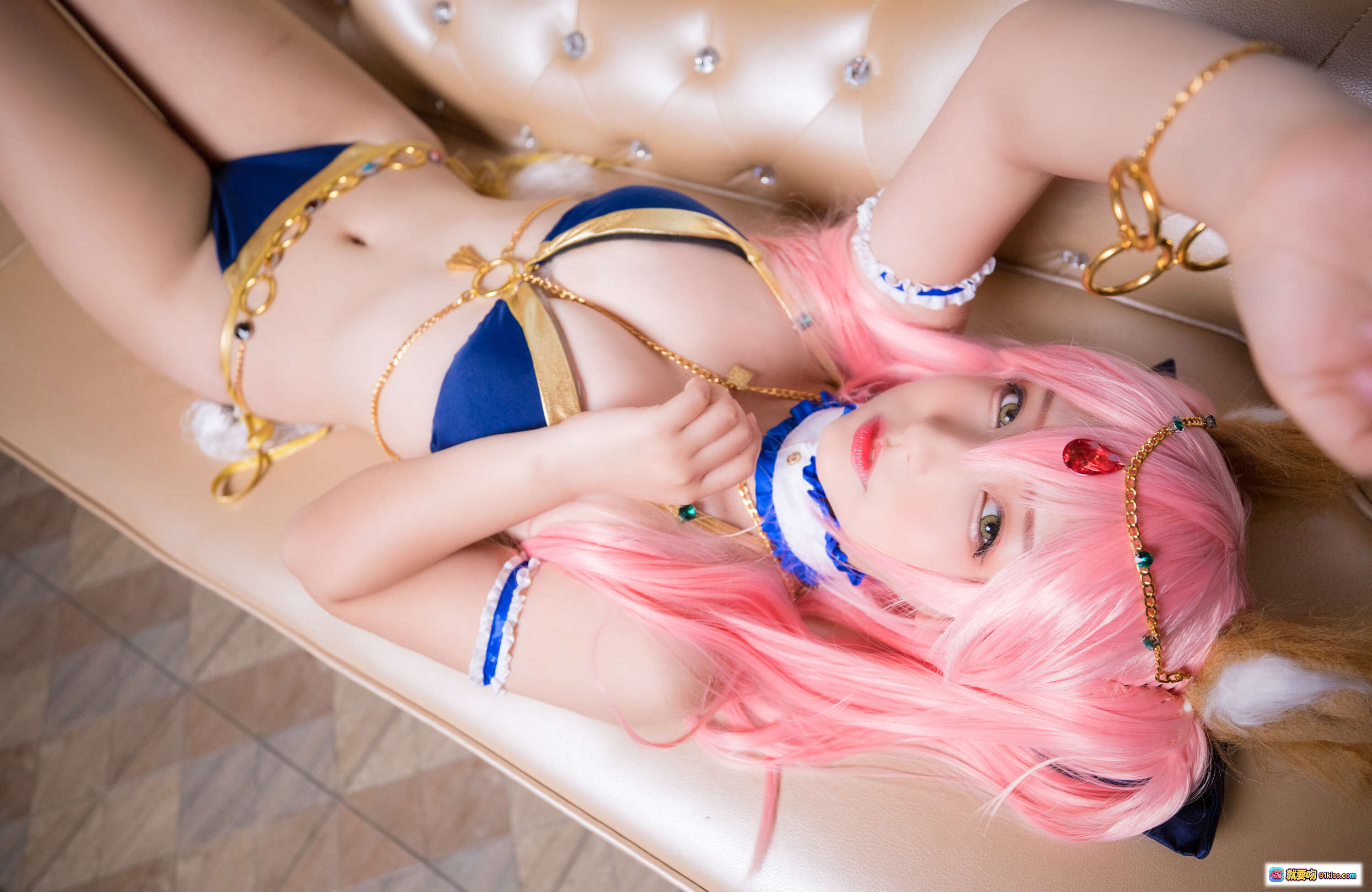 图片[8] - 神楽坂真冬玉藻前舞娘《Mysterious Love》性感写真，金色饰品点缀蓝色比基尼，奢华神秘风情尽显 - 就要吻
