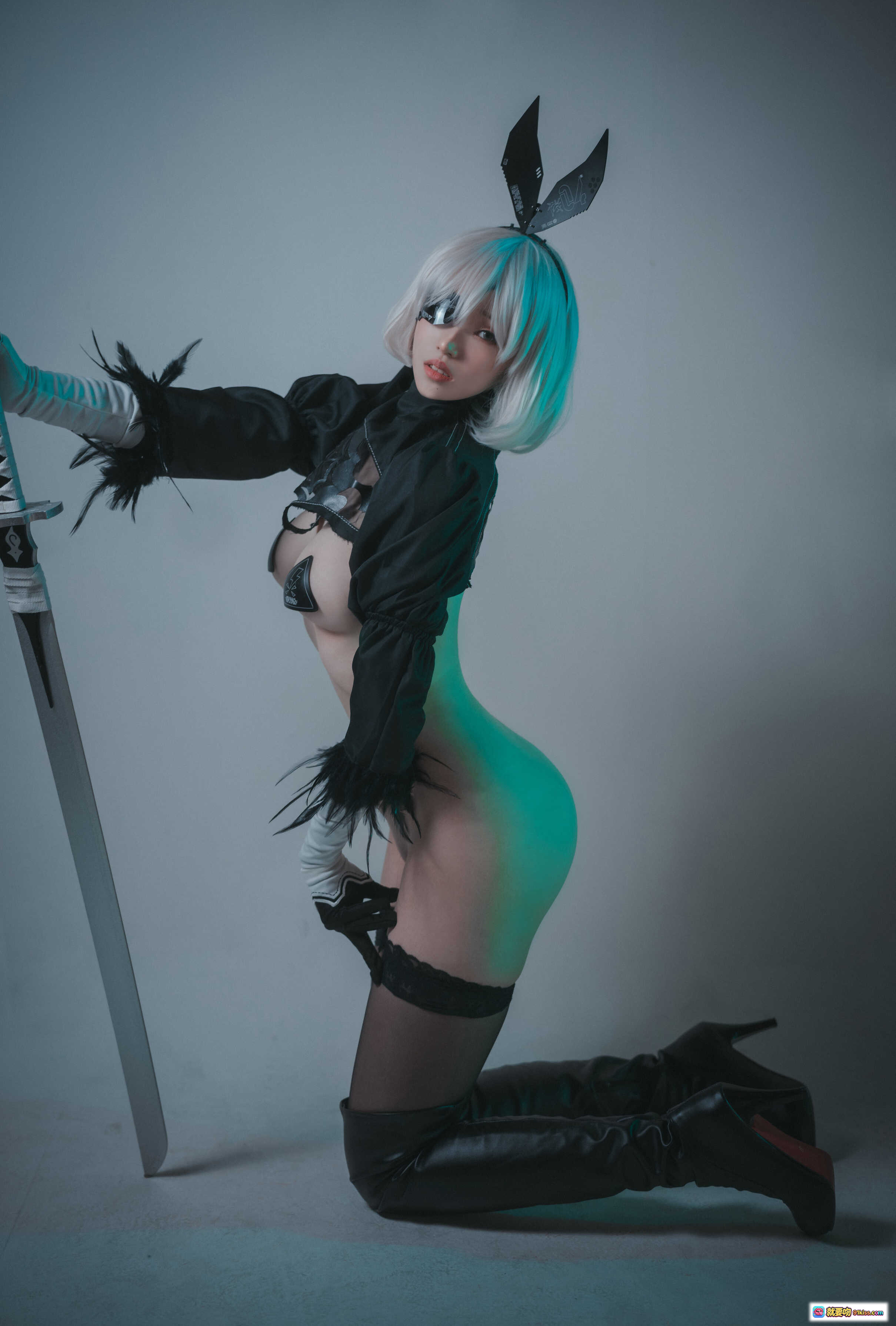 图片[3] - Bambi DJAWA La Rose NoirE 2B Cosplay写真 80P黑丝长靴白发少女床照性感私房图集 - 就要吻