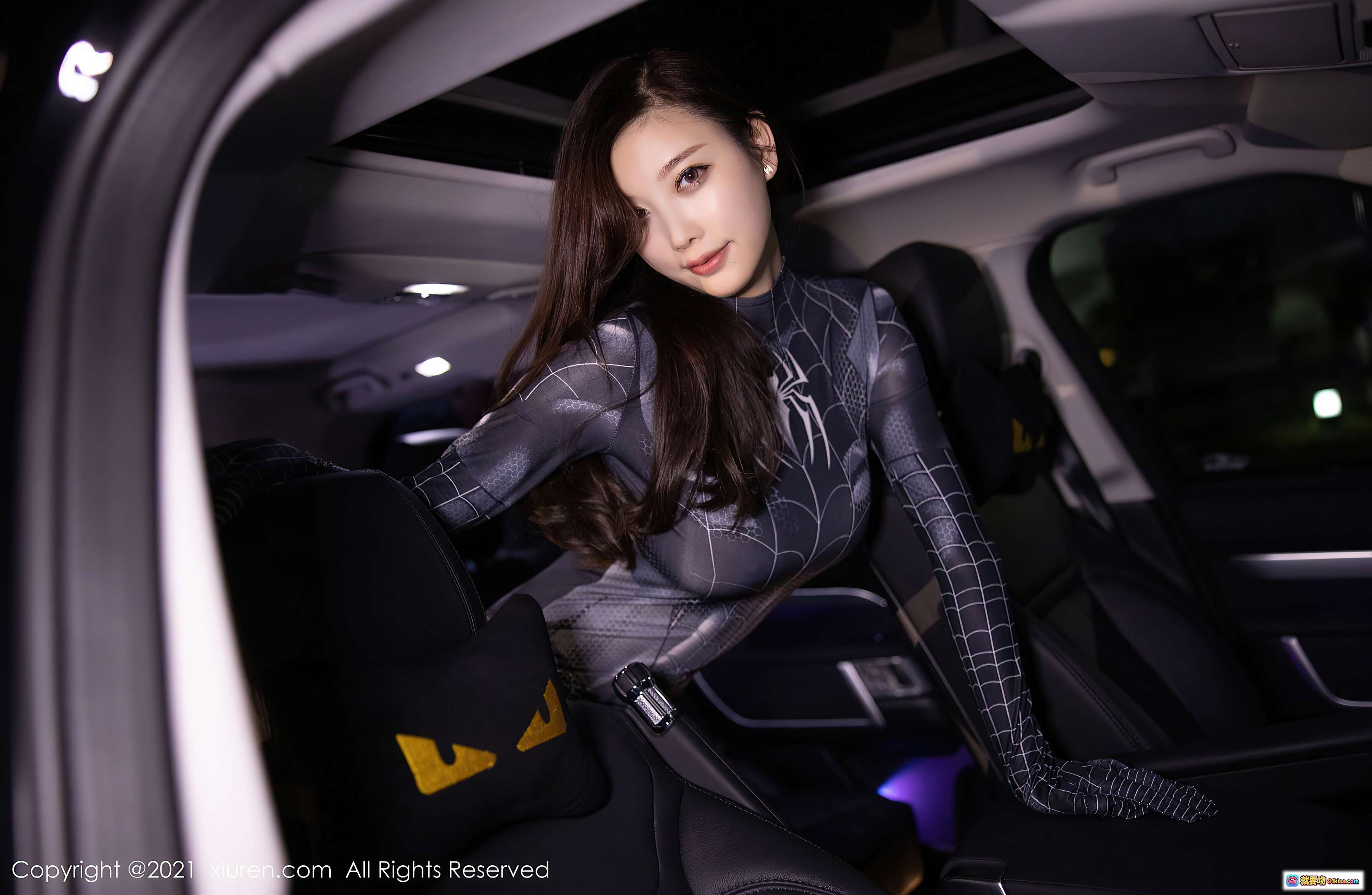 图片[2] - 杨晨晨sugar车内写真｜紧身网格连体衣｜暗调氛围感｜时尚性感造型｜XIUREN秀人网2021精选 - 就要吻